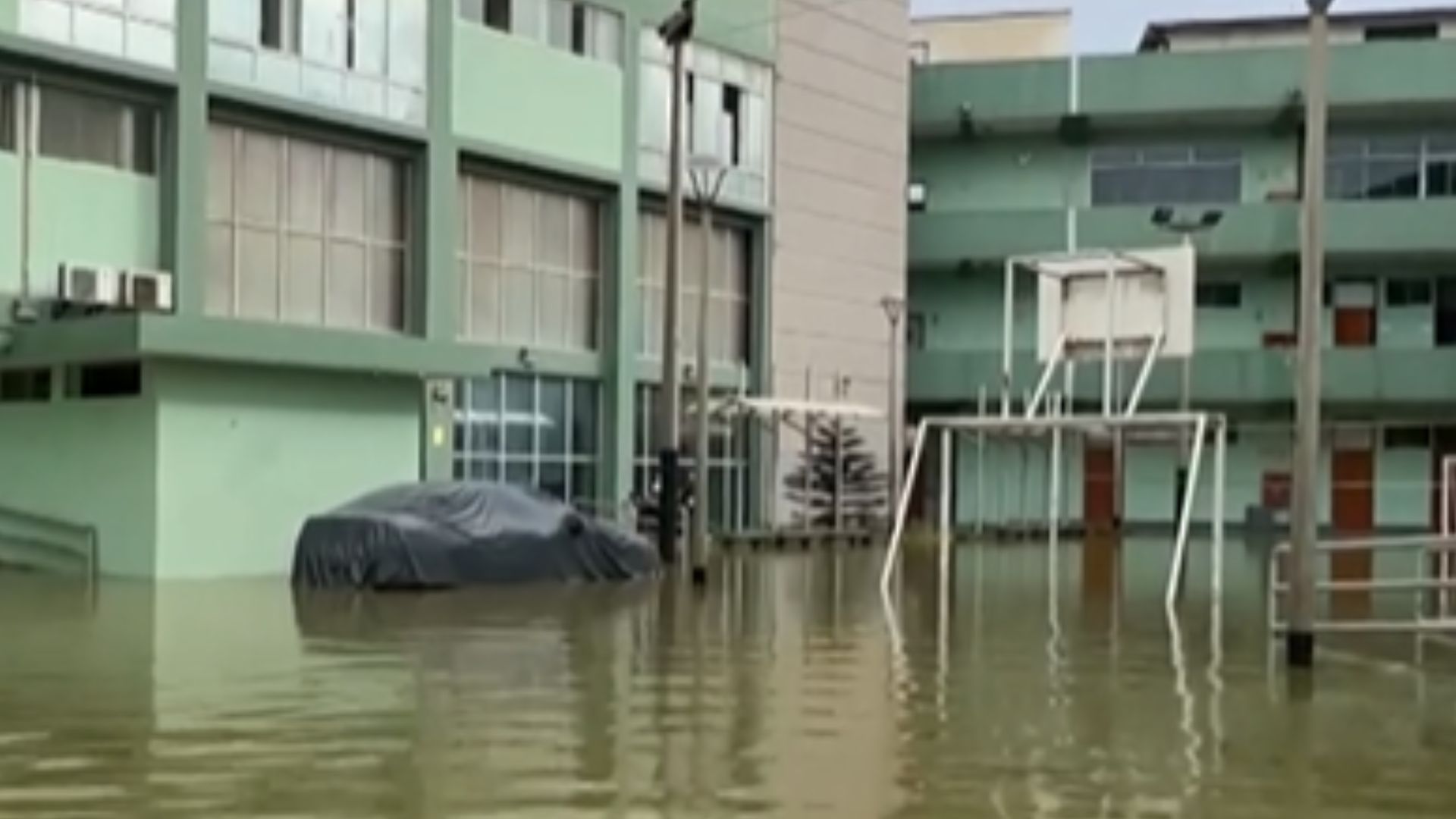 Lluvias ocasionadas por el ciclón Yaku dejan inundada una comisaría en Chiclayo. (Canal N)