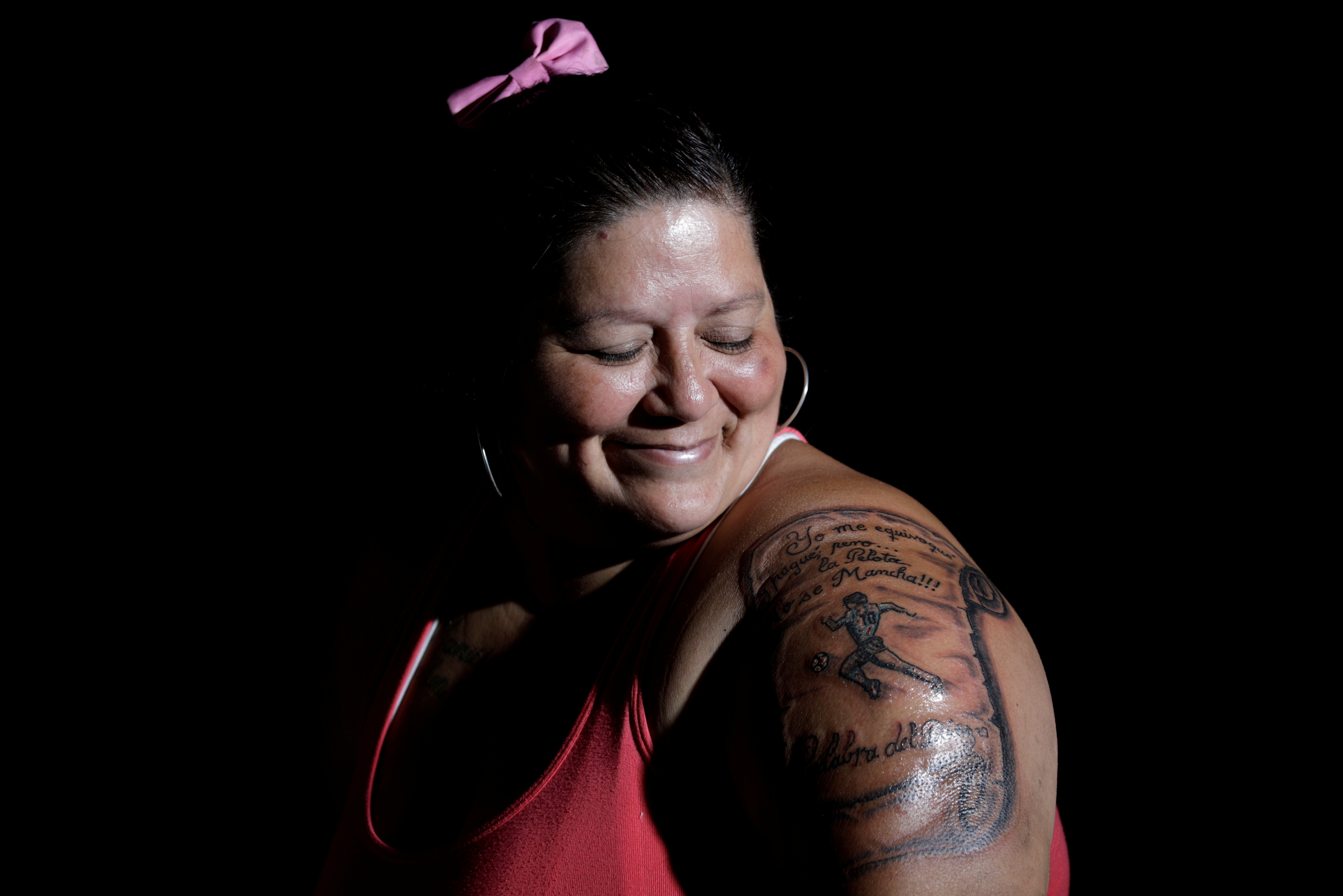 Cintia Veronica muestra con orgullo su tatuaje maradoniano (Reuters)