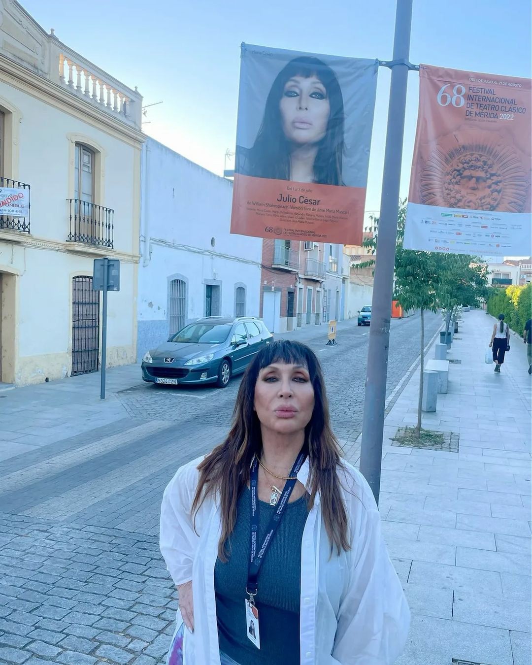 Moria posa en España con un cartel de promoción de la obra Julio César 
