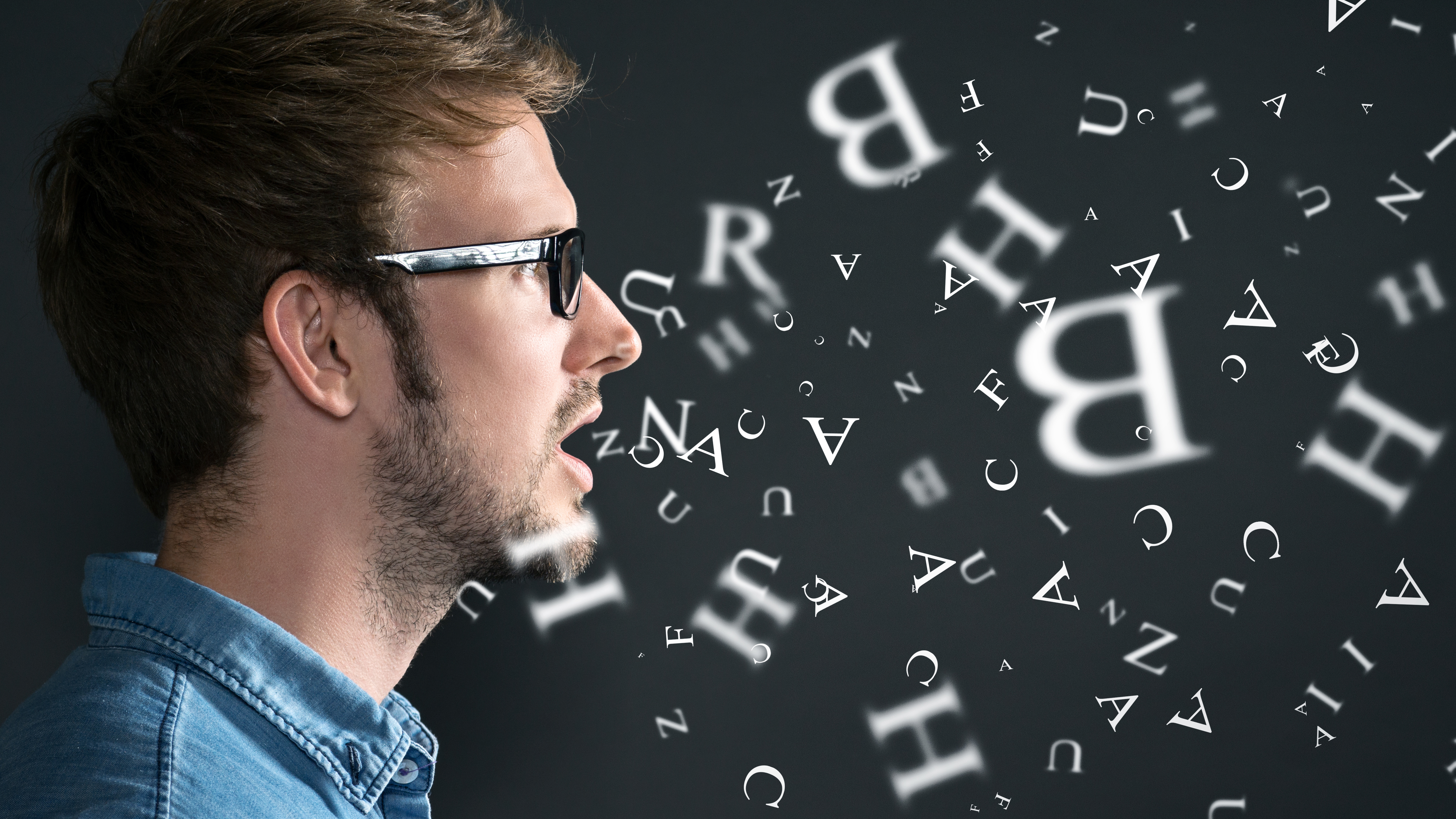 La tartamudez es una alteración en la fluidez del habla que afecta la comunicación de quien la presenta (Shutterstock)