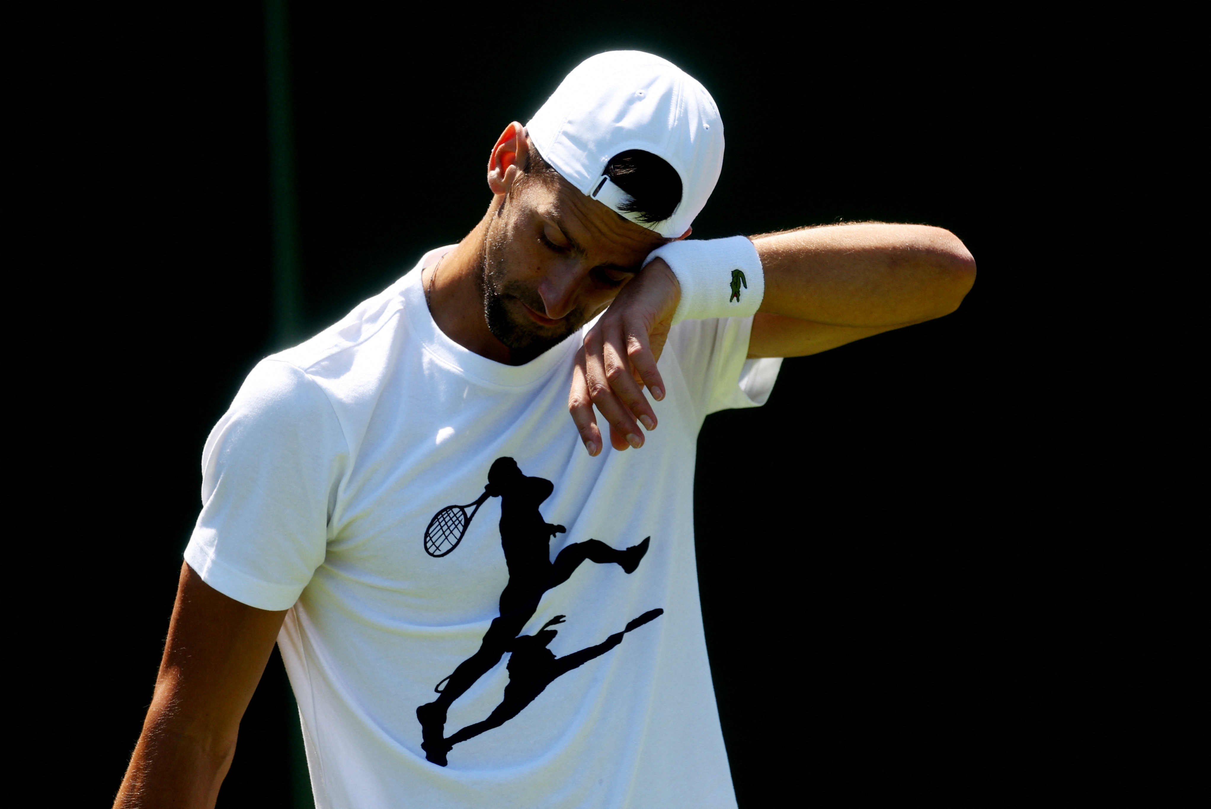 Novak Djokovic habló sobre la decisión de Wimbledon de prohibir la participación de atletas rusos y bielorrusos (Reuters)