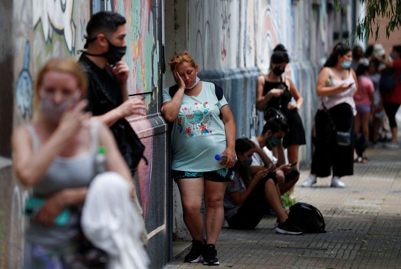 El pasado viernes 14 de enero Argentina registró un pico de casi 140 mil casos positivos de coronavirus en un día (REUTERS/Agustín Marcarian)