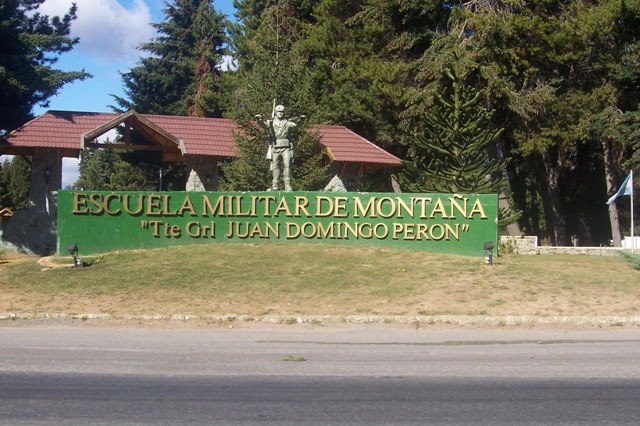 La entrada de la Escuela Militar de Montaña en Bariloche