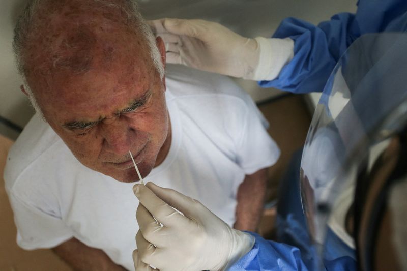 Un trabajador sanitario realiza un hisopado a un hombre para hacer una prueba de COVID-19, después de que se detectaron casos de la variante ómicron en Porto Alegre, Brasil. 20 de enero, 2022. REUTERS/Diego Vara