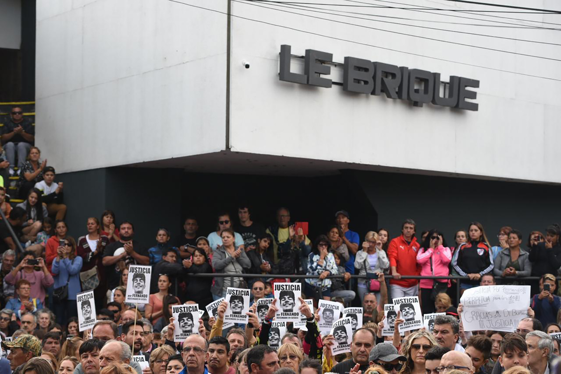 Enero de 2021: el reclamo de justicia frente a la disco Le Brique (Diego Medina)