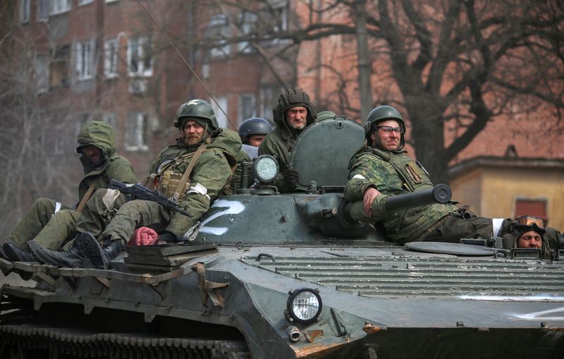 Un convoy armado de tropas prorrusas avanza por una ruta en Mariupol (REUTERS/Chingis Kondarov)