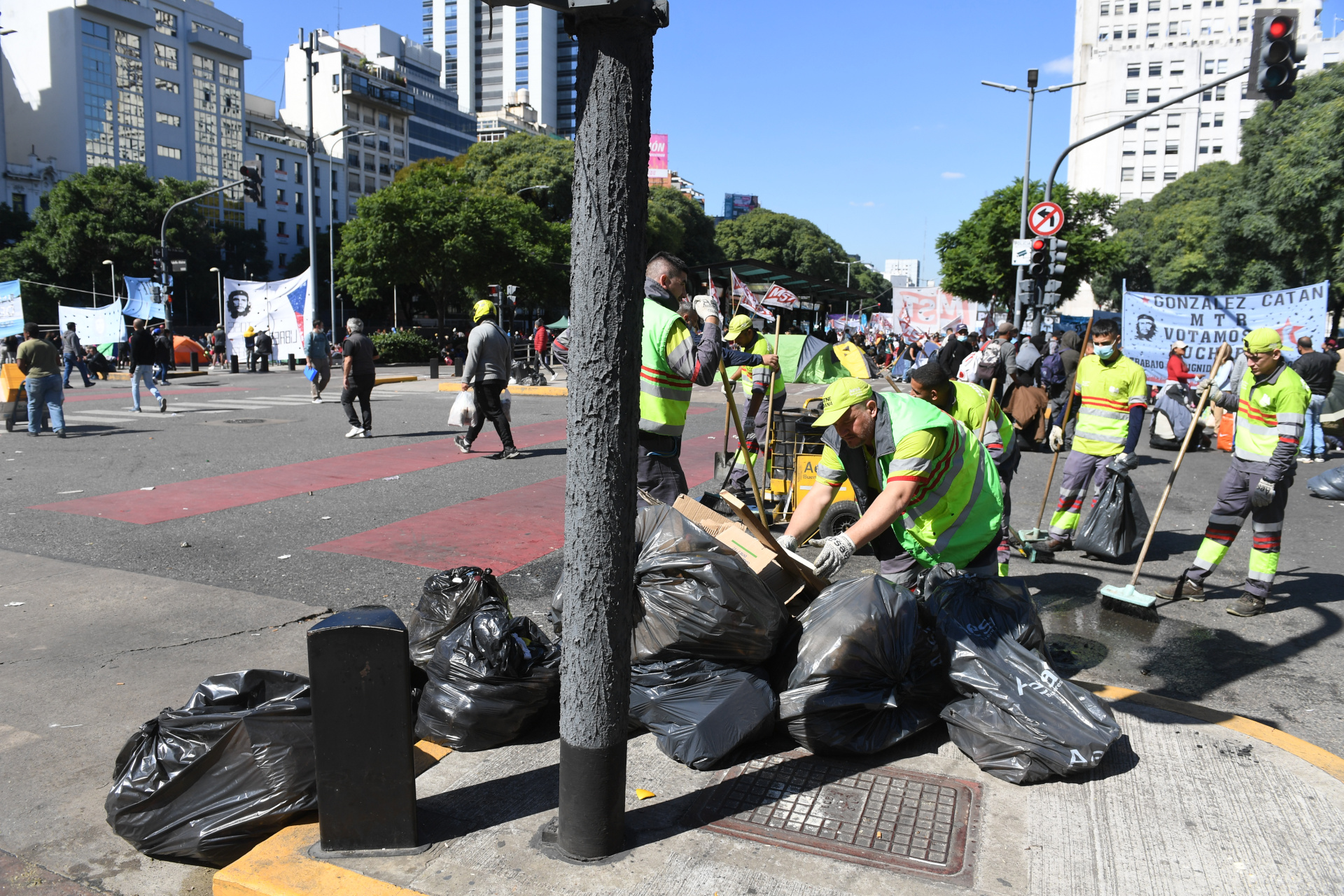 La basura que quedó sobre Avenida 9 de Julio