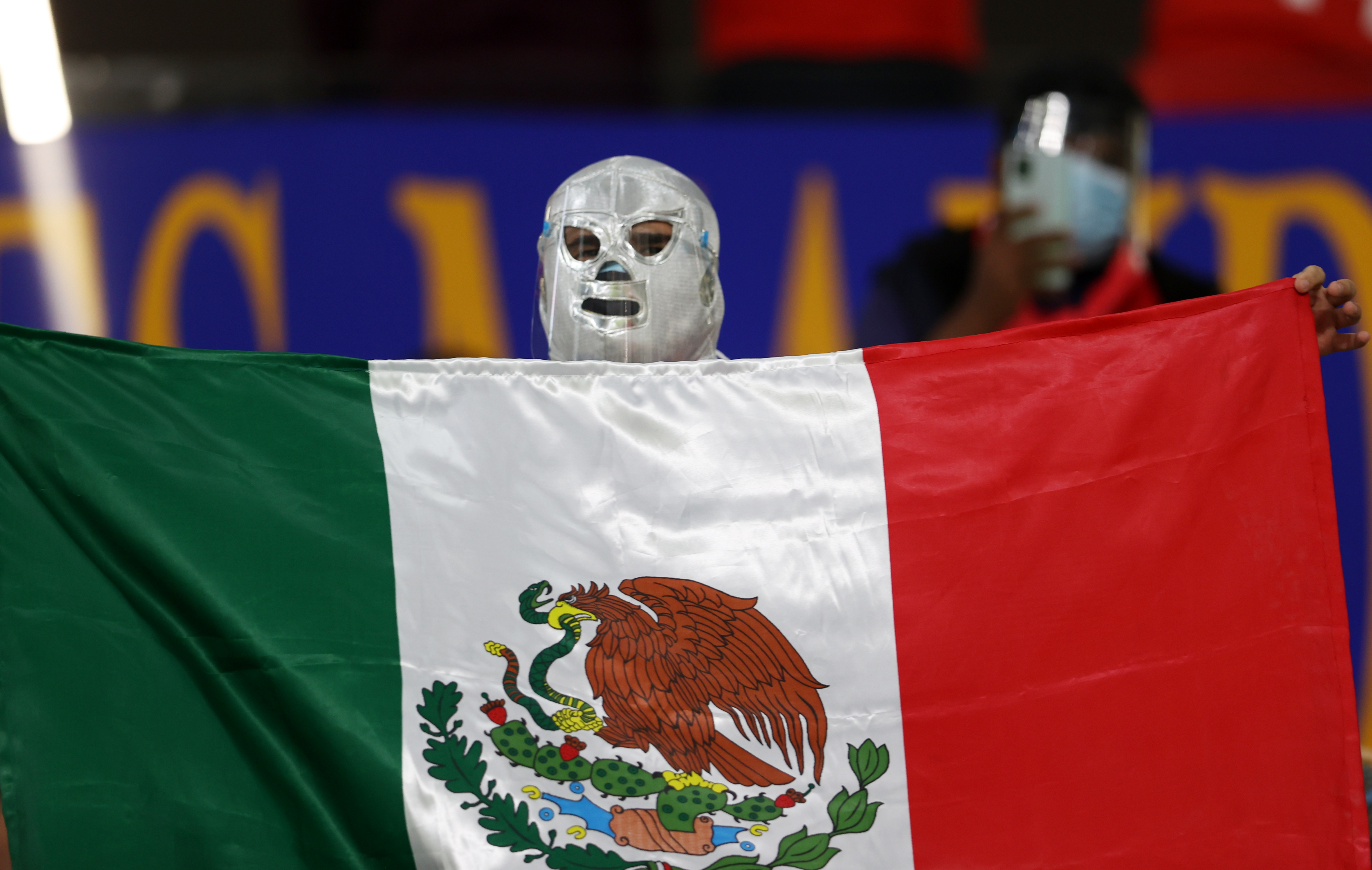 Fanático de Tigres antes de comenzar el juego. Estadio Ciudad de la Educación en Rayán, Catar