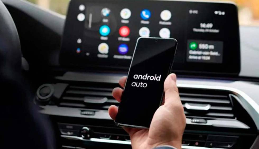 Android Auto permite a los usuarios visualizar las aplicaciones de su dispositivo móvil en la pantalla instalada dentro de sus vehículos. (foto: Cinco Días)