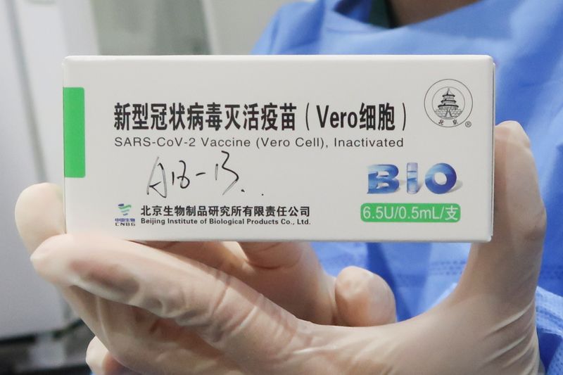 Foto de archivo ilustrativa de una enfermera con una caja de la vacuna contra el coronavirus de Sinopharm en Pekín (REUTERS)