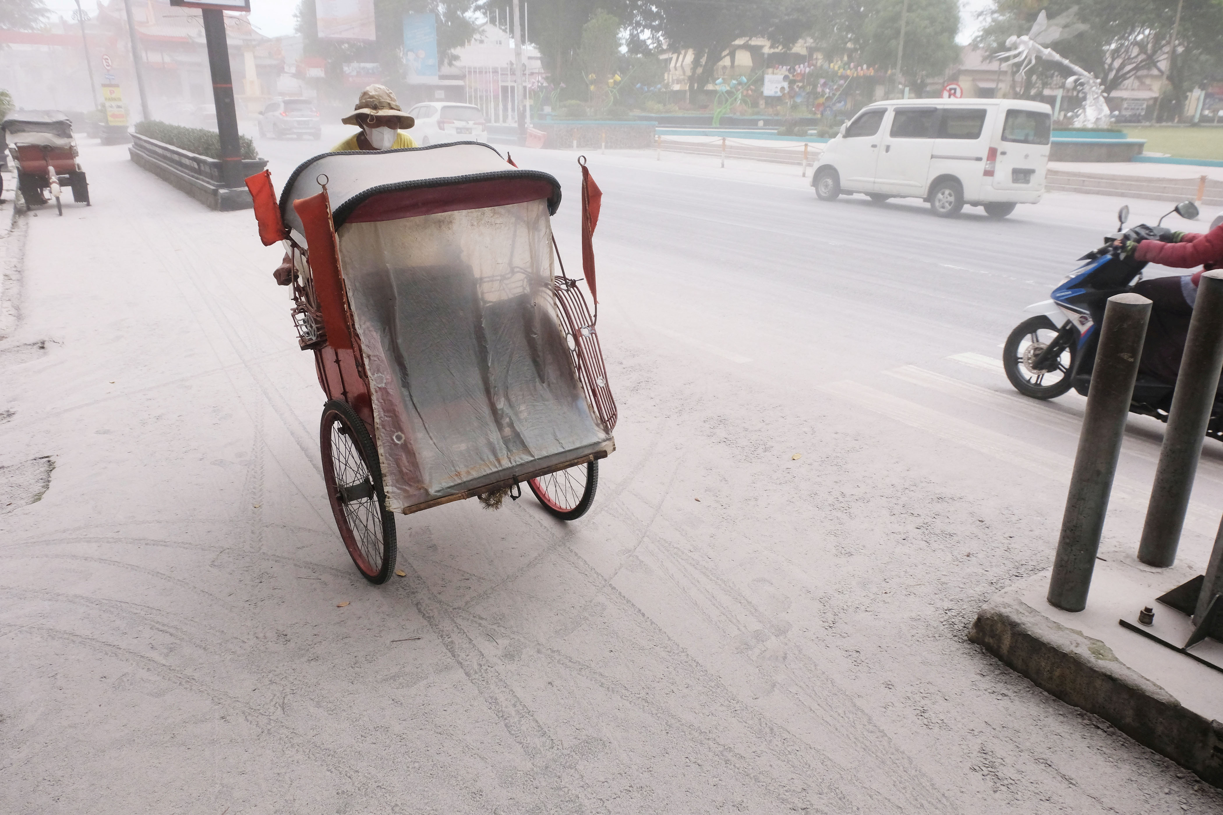 Una carretera cubierta de ceniza de la erupción del volcán indonesio Monte Merapi, en Magelang, provincia de Java Central, Indonesia, 11 de marzo de 2023. Antara Foto/Anis Efizudin/via REUTERS