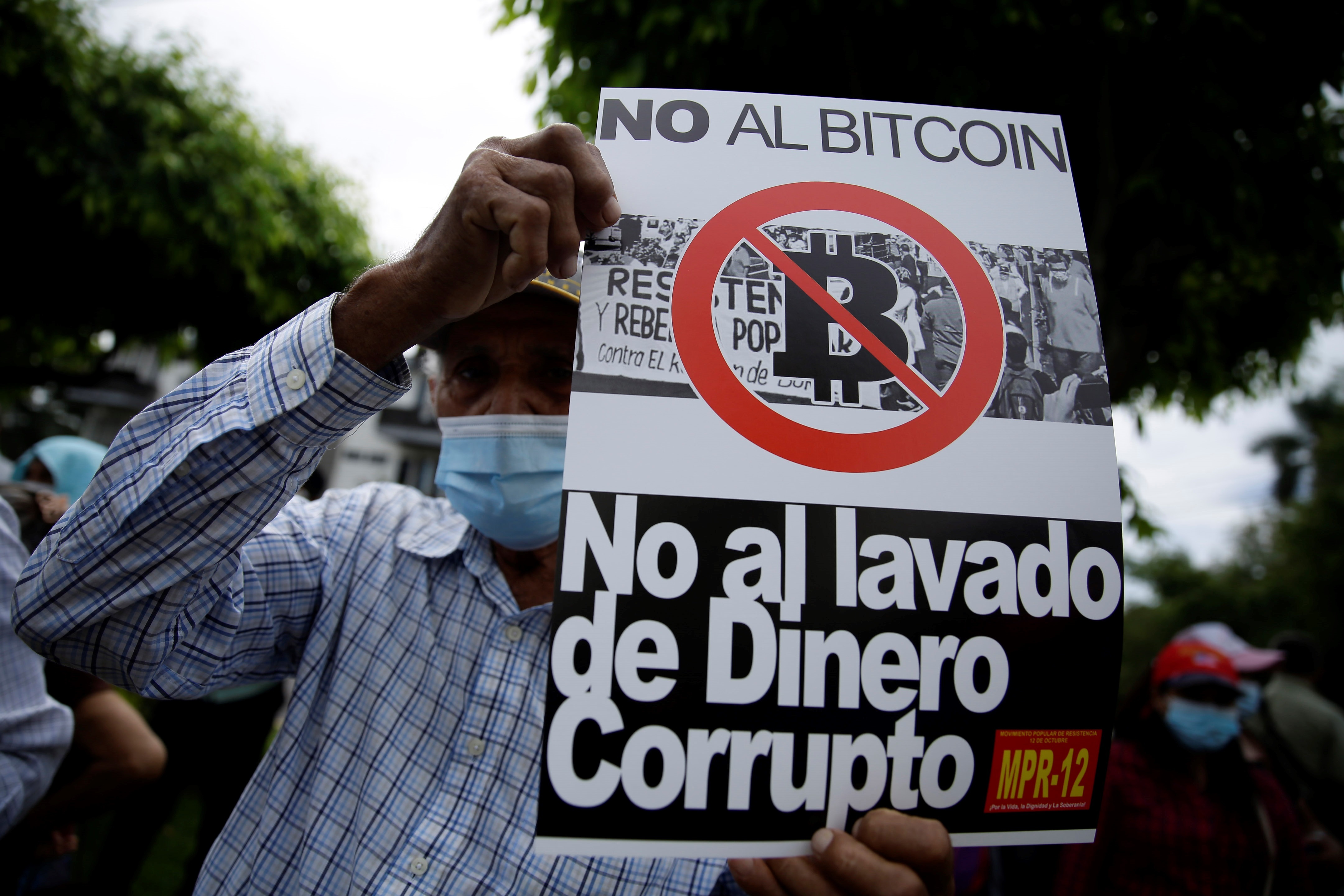 Ex guerrilleros y veteranos del Ejército de El Salvador protestan contra el uso del bitcóin como moneda legal en San Salvador (EFE/Rodrigo Sura)