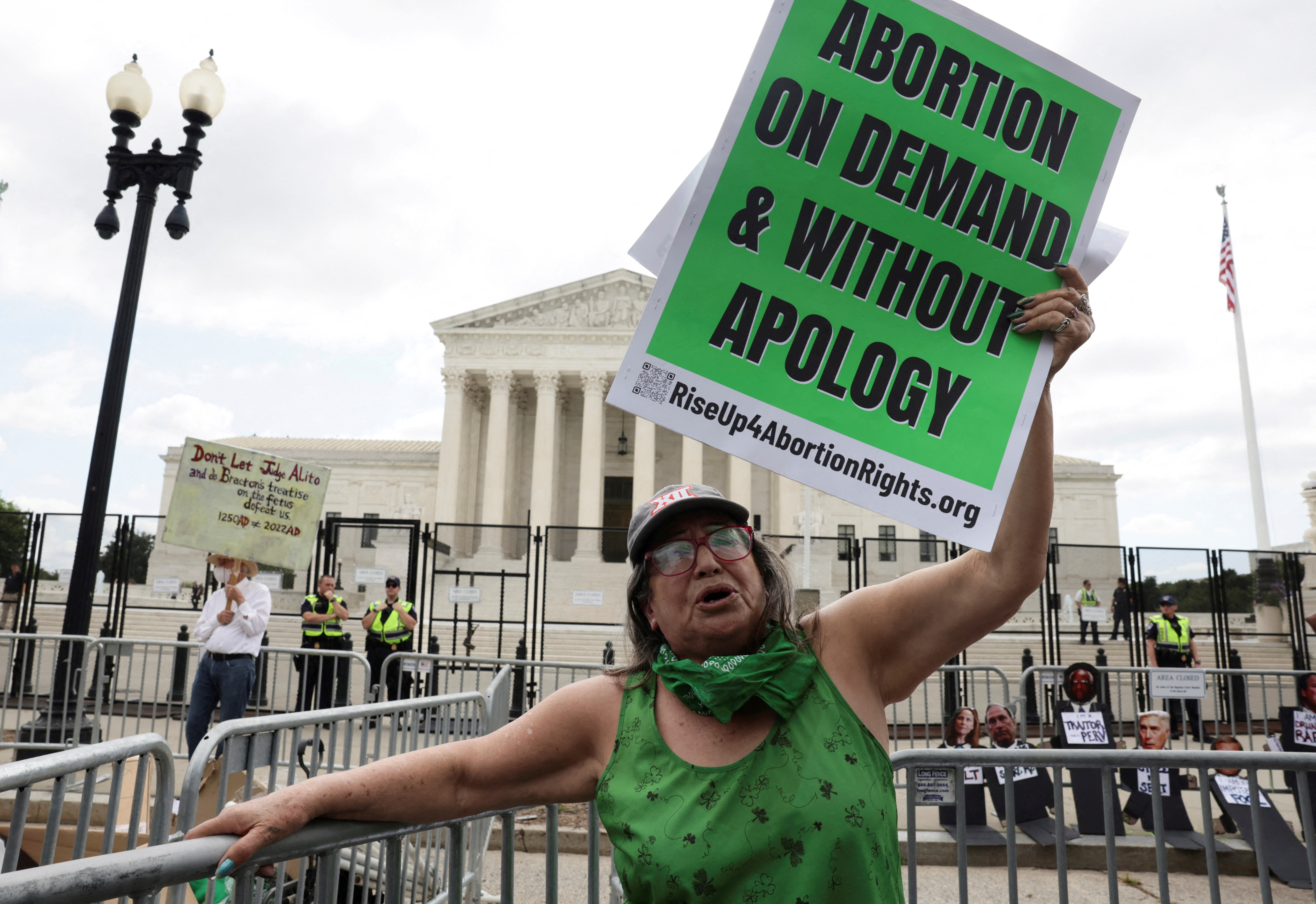 Manifestante a favor de proteger el derecho al aborto, frente a la sede de la Corte Suprema de los EEUU (REUTERS/Evelyn Hockstein)