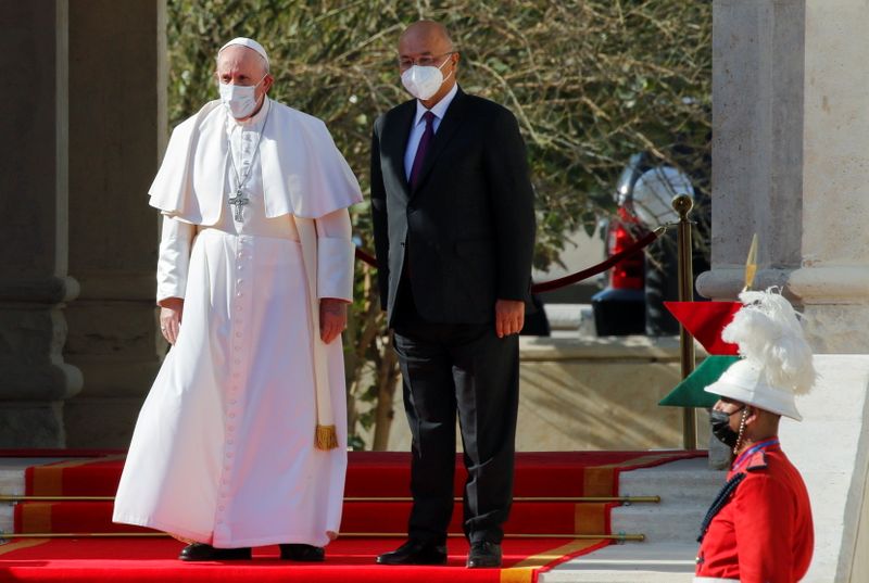 Foto del viernes del Presidente de Irak, Barham Salih, dándole la bienvenida al Papa Francisco en una ceremonia en Bagdad. 
Mar 5, 2021. REUTERS/Khalid al-Mousily