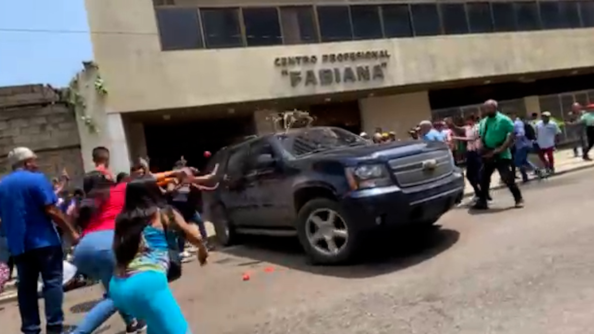 Militantes chavistas agredieron a Juan Guaidó mientras se trasladaba en camioneta en el estado Anzoátegui