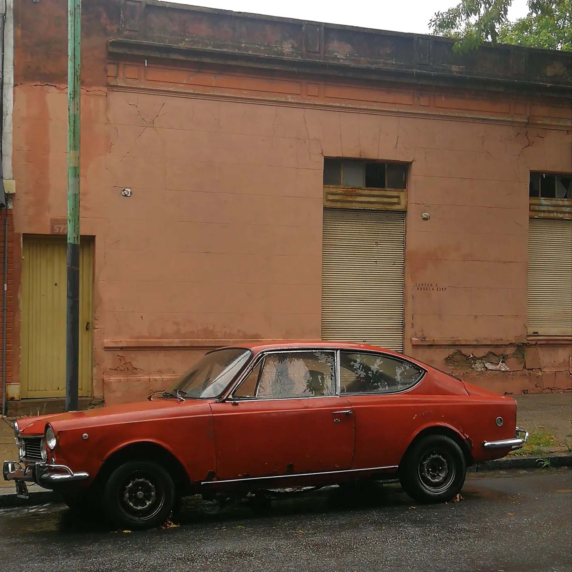 Un Fiat 1600 coupé en un punto del mapa de Villa Urquiza. Su cuenta se nutre también de las colaboraciones de sus seguidores