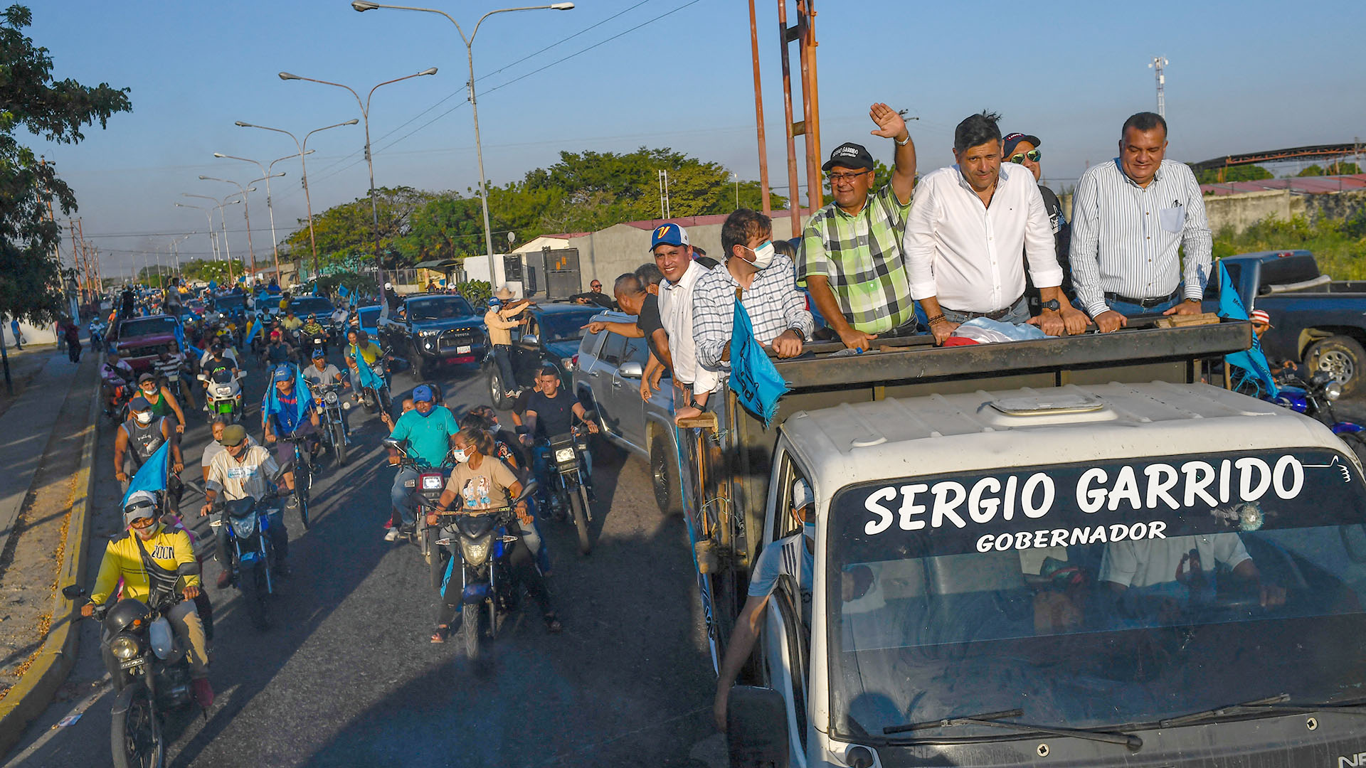 El candidato de la opositora Mesa de la Unidad Democrática (MUD), Sergio Garrido, organizó una caravana para su acto final de campaña (AFP)