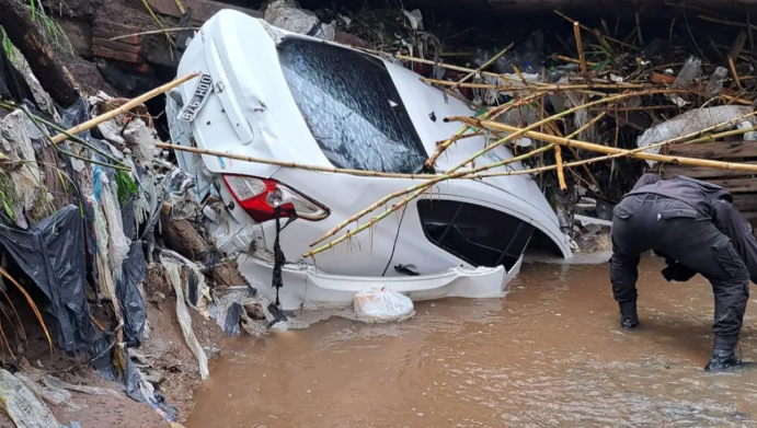 Una pareja muri&oacute; atrapada en su autom&oacute;vil y ya son tres las v&iacute;ctimas del temporal en Tucum&aacute;n