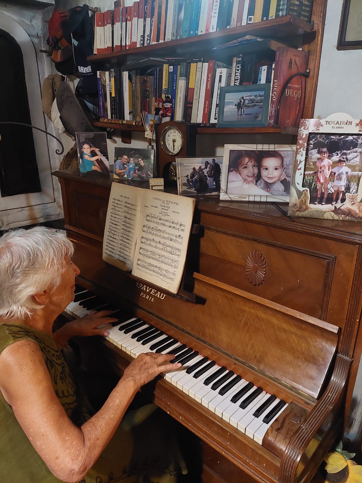 Raquel también toca el piano y la música siempre le gustó, pero soñaba con terminar el secundario
