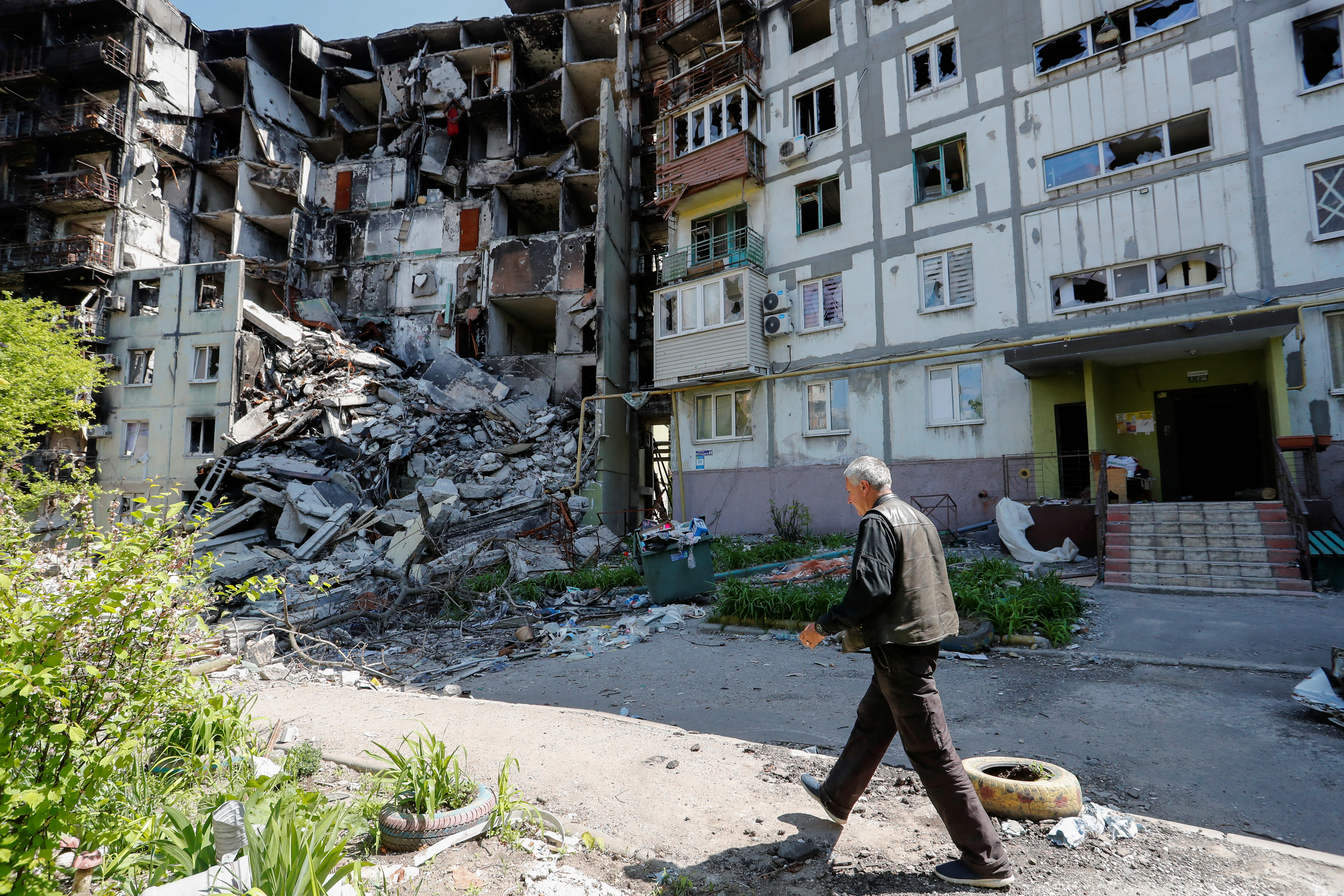 Un hombre camina frente a un edificio destruido por los bombardeos en Mariupol (REUTERS/Alexander Ermochenko)