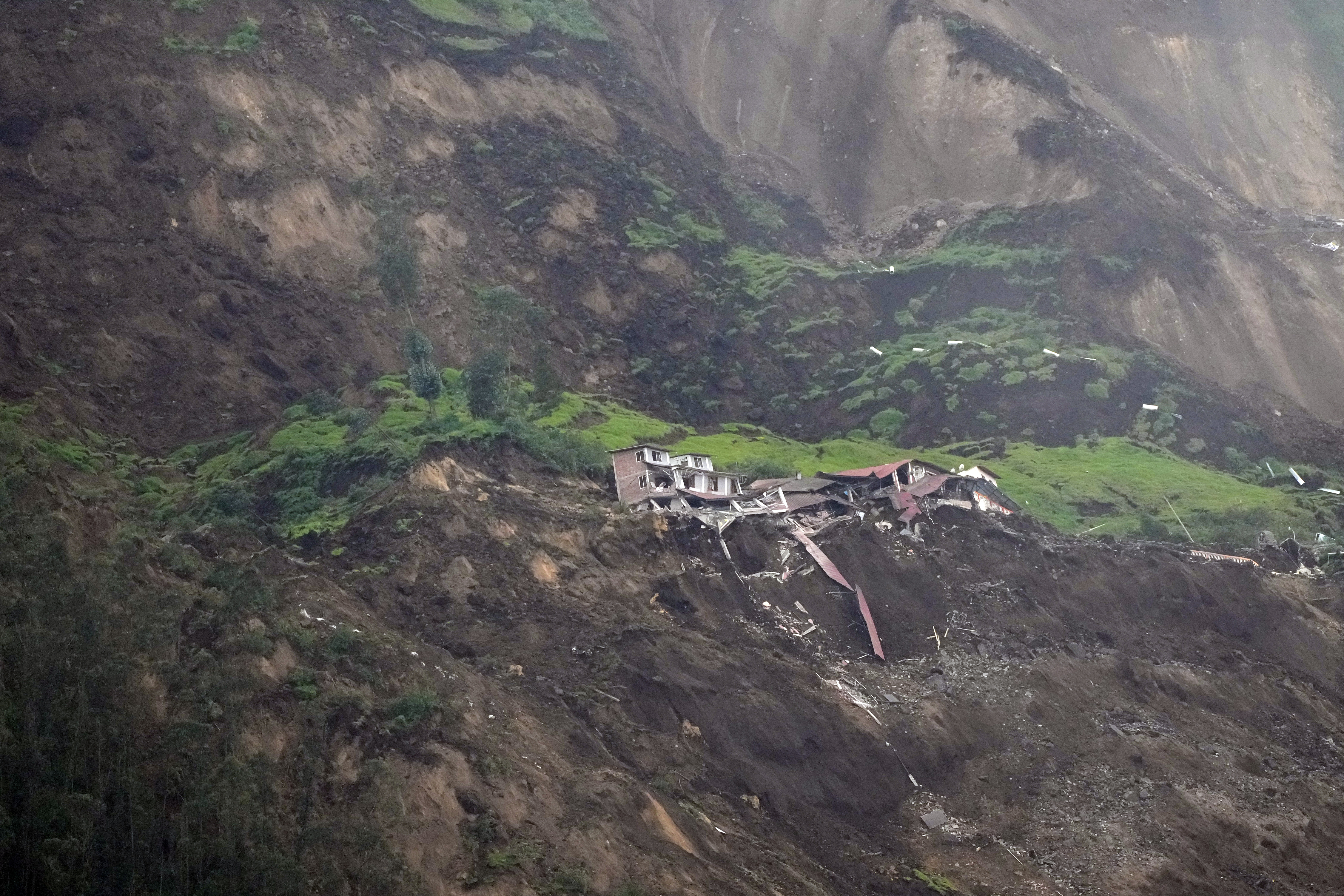 Viviendas destruidas después de un deslizamiento de tierra causado por las fuertes lluvias en Alausi, Ecuador, el lunes 27 de marzo de 2023. (AP Foto/Dolores Ochoa)