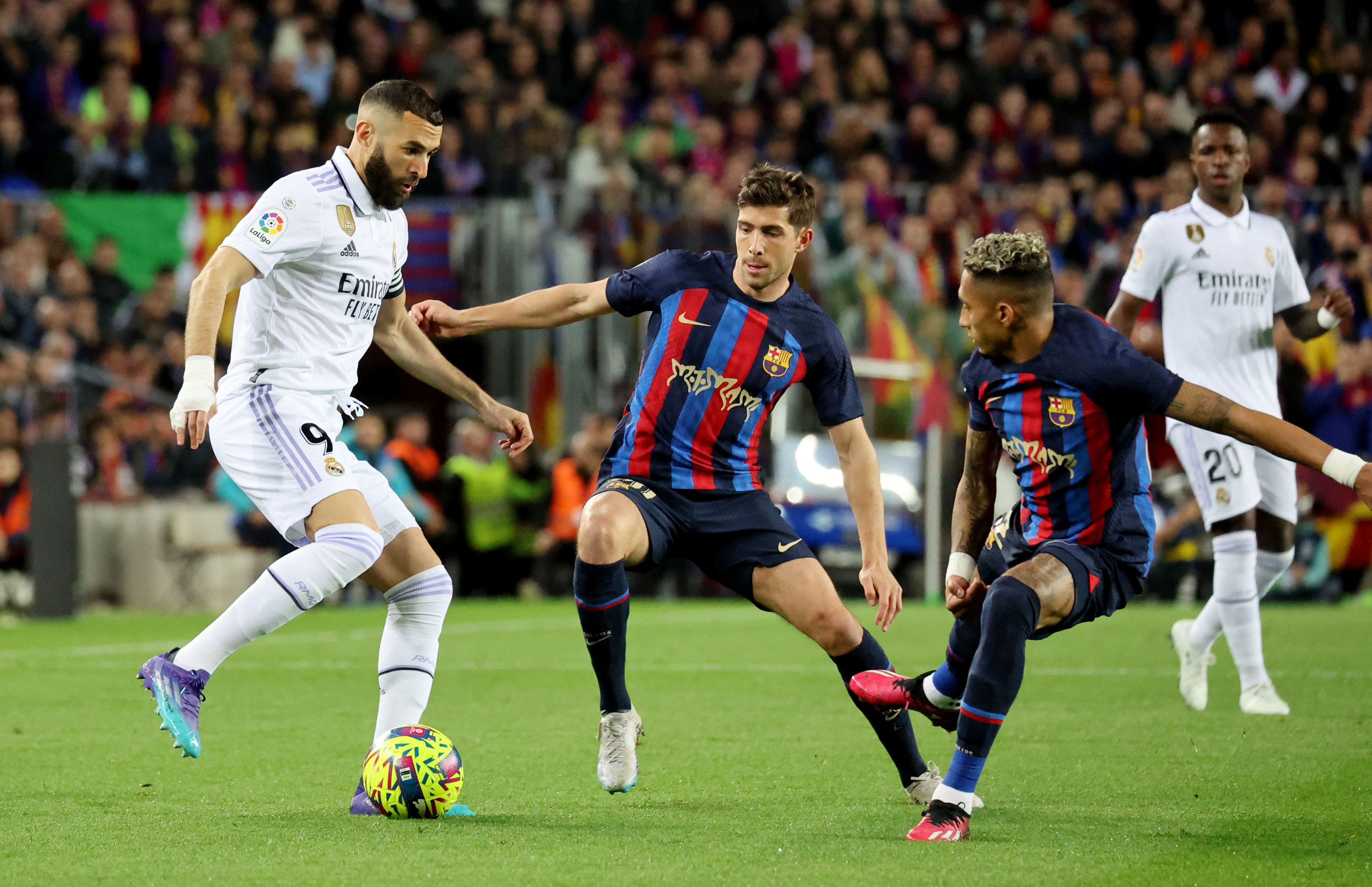 Karim Benzema domina ante la marca de Sergi Roberto y Ronald Araújo. Foto: REUTERS/Nacho Doce