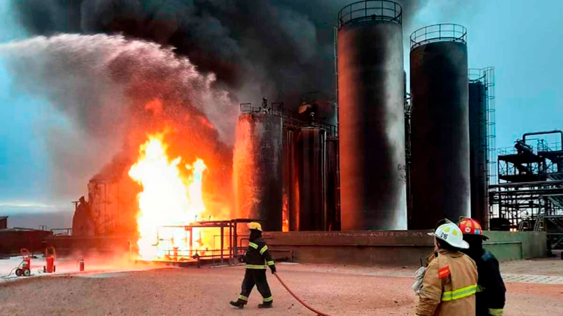 Una imapgen impactante del fuego en la refinería de la empresa NAO en Neuquén (Foro: www.rionegro.com.ar) 