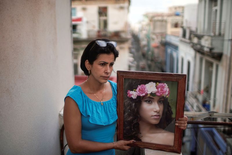 Heissy Celaya posa con un retrato de su hija Amanda Celaya, detenida por la policía durante una protesta en La Habana (Foto: REUTERS/Alexandre Meneghini)
