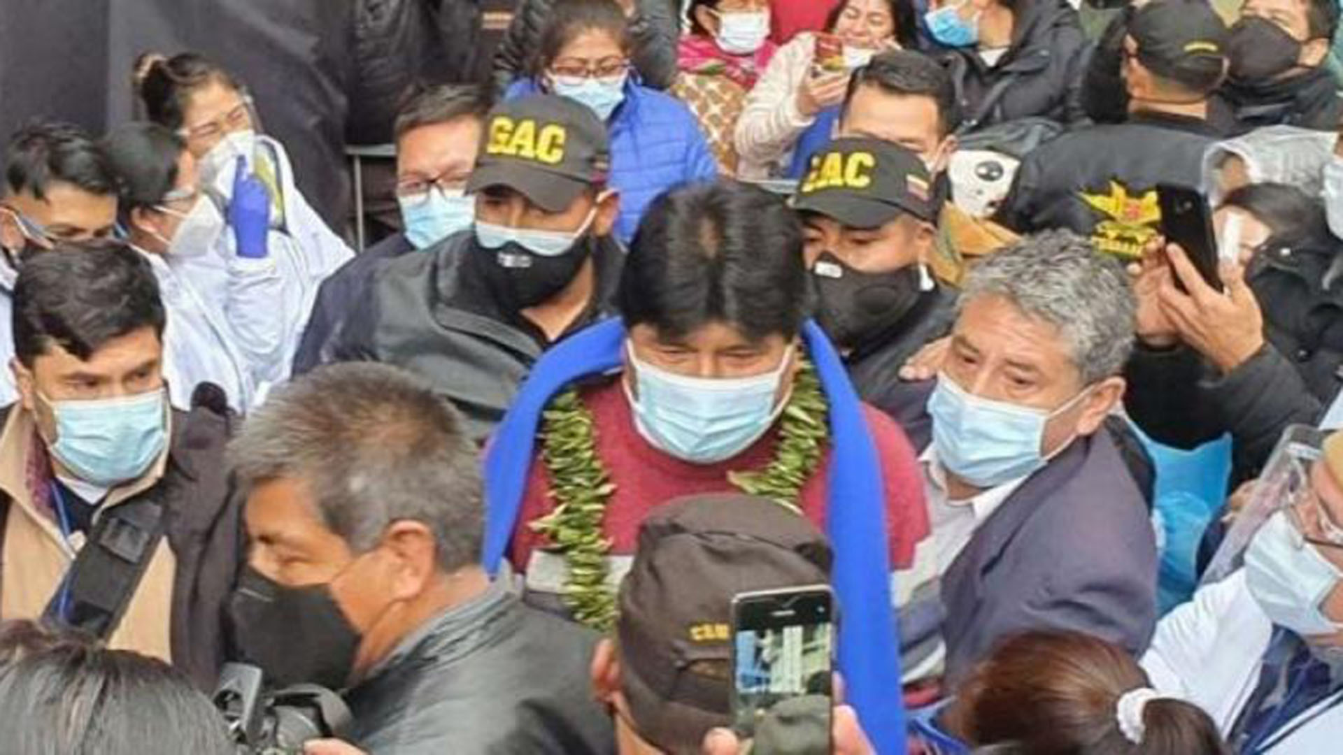Evo Morales escoltado por guardias con insignias del GAC venezolano