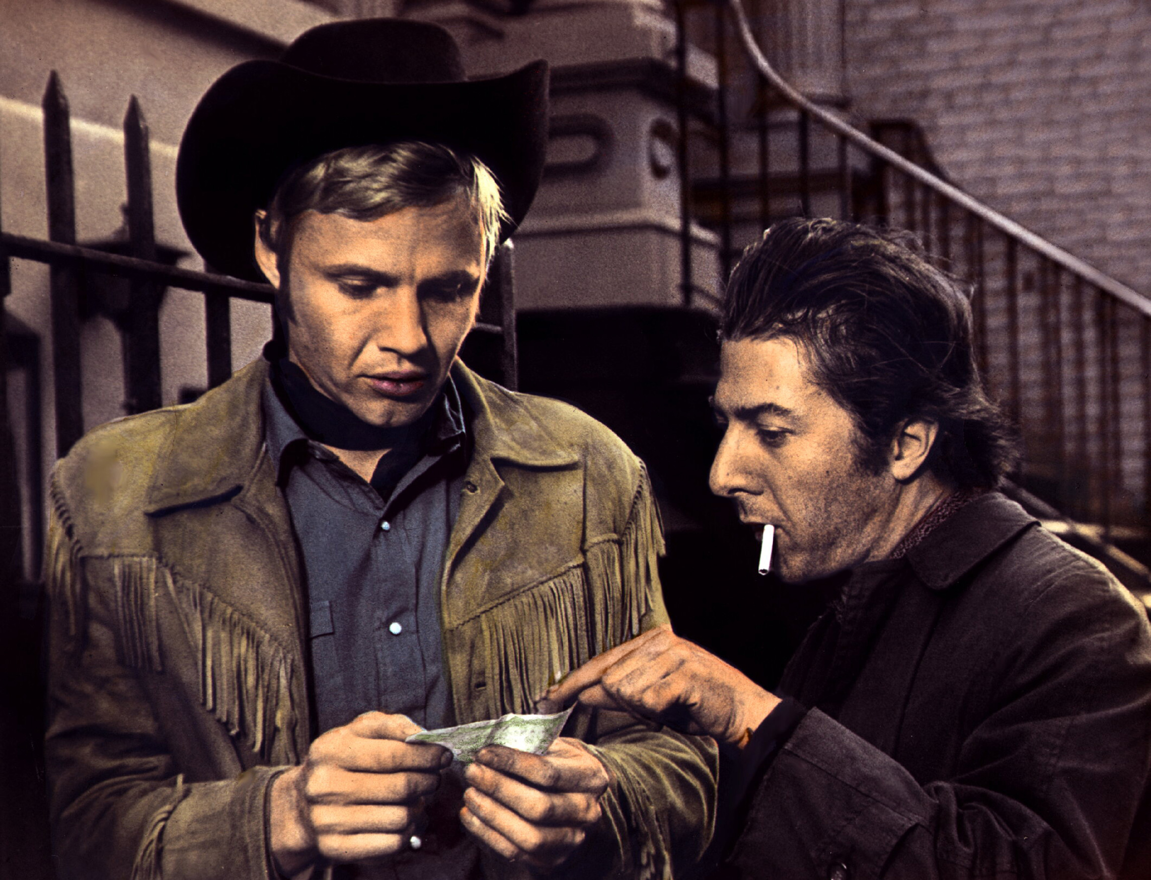 Dustin Hoffman junto a un joven Jon Voight, el padre de Angelina Jolie, en Midnight Cowboy. Hoffman interpretaba a un personaje marginal, tuberculoso (FilmPublicityArchive/United Archives via Getty Images)