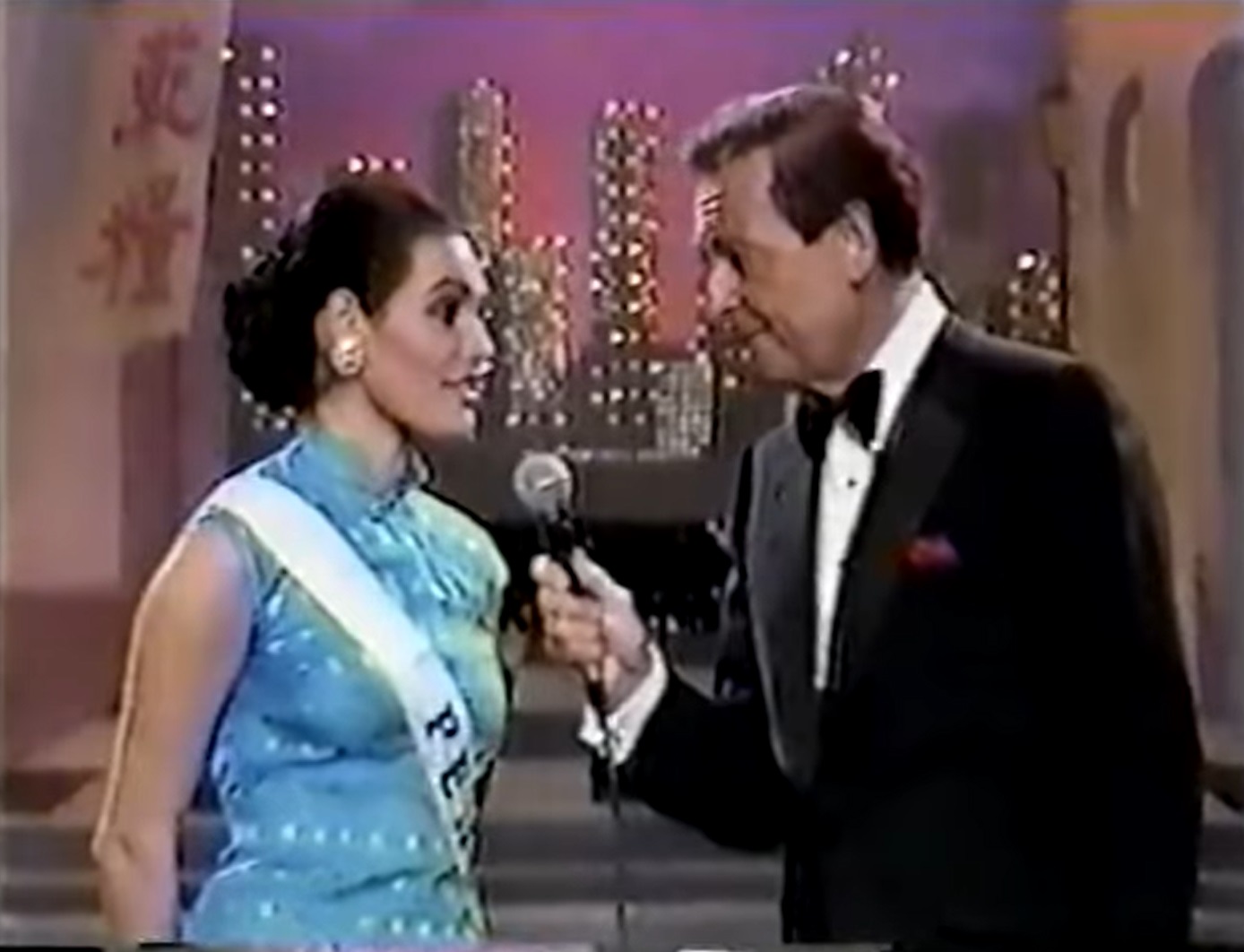 Jessica Newton se lució durante su entrevista en inglés en el Miss Universo 1987.