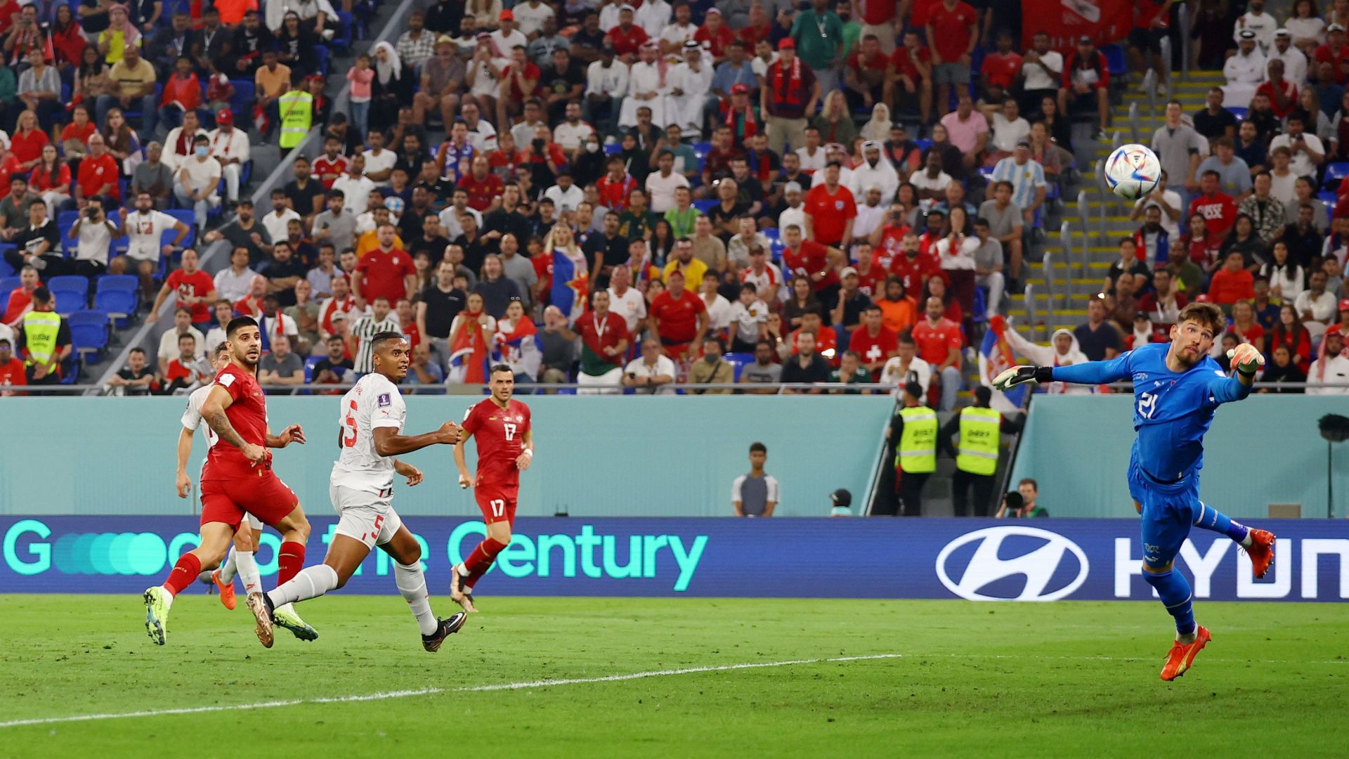 Cabezazo y gol de Aleksandar Mitrovic para el 1-1 de Serbia ante Suiza (REUTERS/Hannah Mckay)