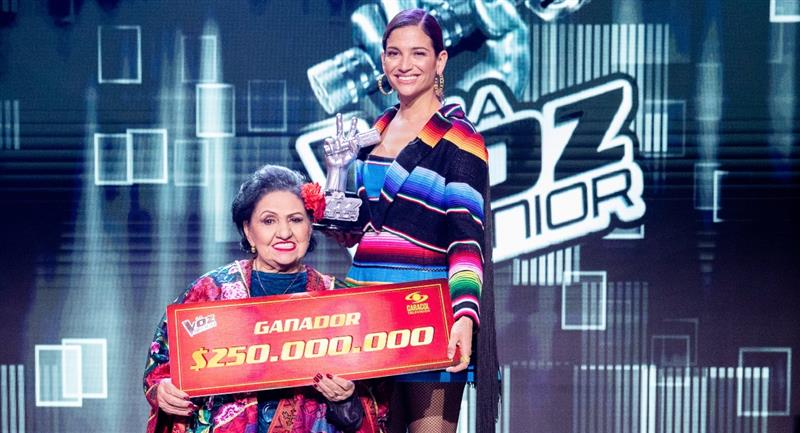 María Nelfi, ganadora de La Voz Senior y Natalia Jiménez. Foto: Caracol Televisión