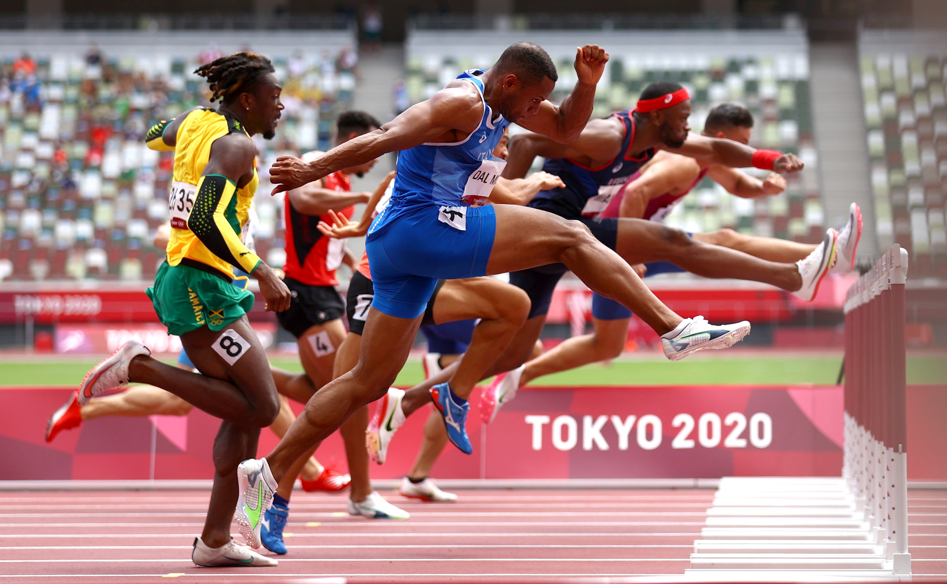 Los corredores en la semifinal de los 110 metros con vallas en el atletismo de los Juegos Olímpicos de Tokio.