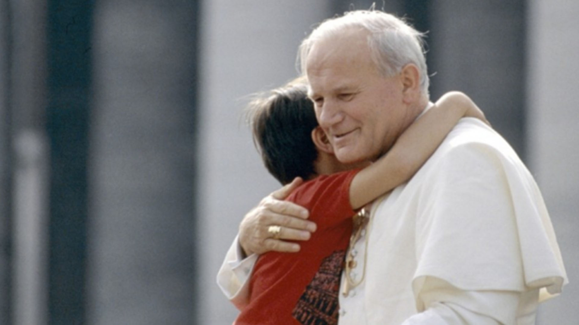 En 2003, Juan Pablo II apelaba al "derecho internacional", a "la solidaridad entre los Estados" y "al ejercicio noble de la diplomacia" como "medios dignos del hombre y de las Naciones" para resolver los conflictos