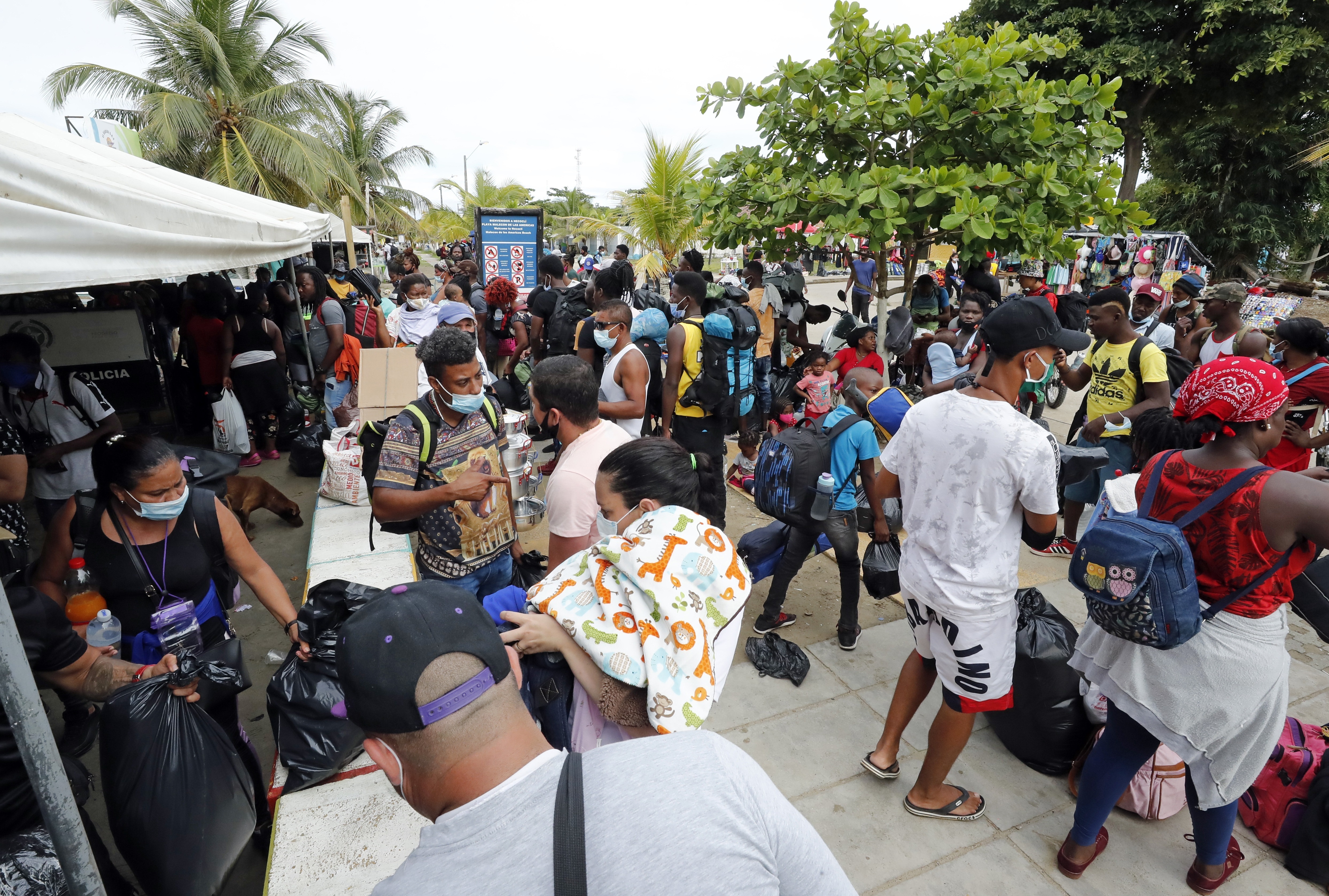 Al menos 1.500 migrantes haitianos están tratando de cruzar diariamente la frontera entre Ecuador y Colombia, según la Terminal de Transportes de Cali. EFE/ Mauricio Duenas Castañeda/Archivo
