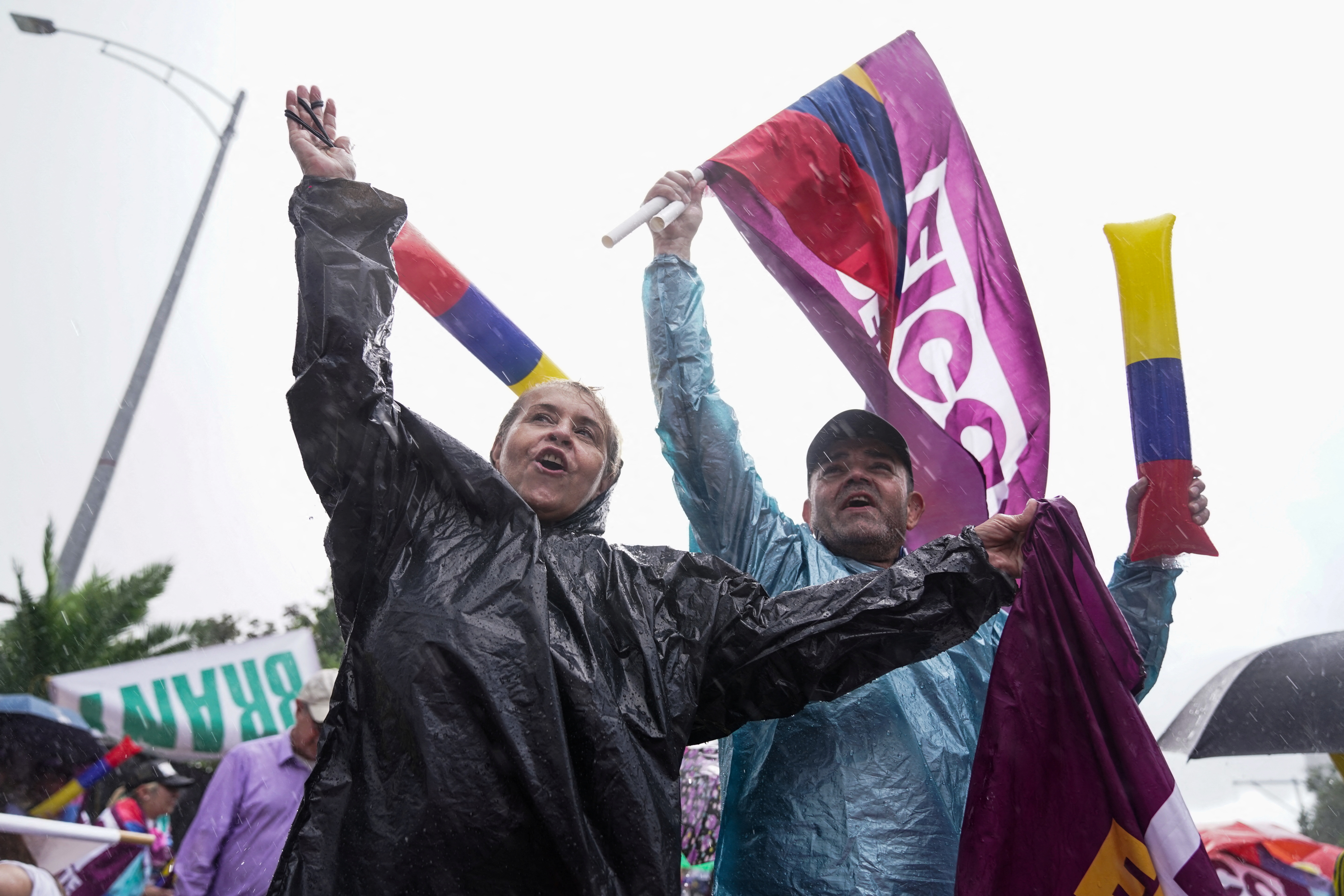 Ciudadanos en Medellín apoyan a Federico Gutiérrez en su cierre de campaña. REUTERS/Chelo Camacho NO RESALES. NO ARCHIVES