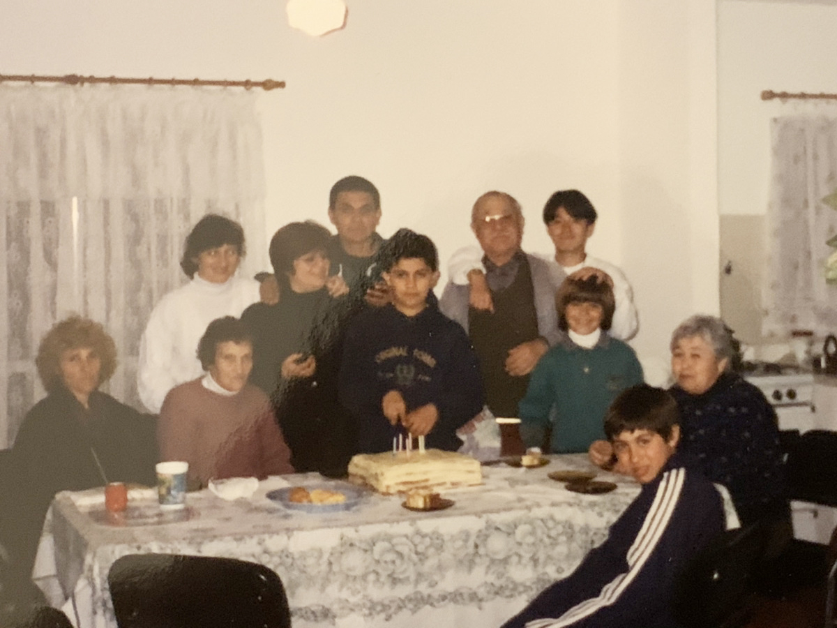 La familia unida en San Nicolás de los Arroyos: Kazuyoshi Matsui  junto a su abuelo, y primos