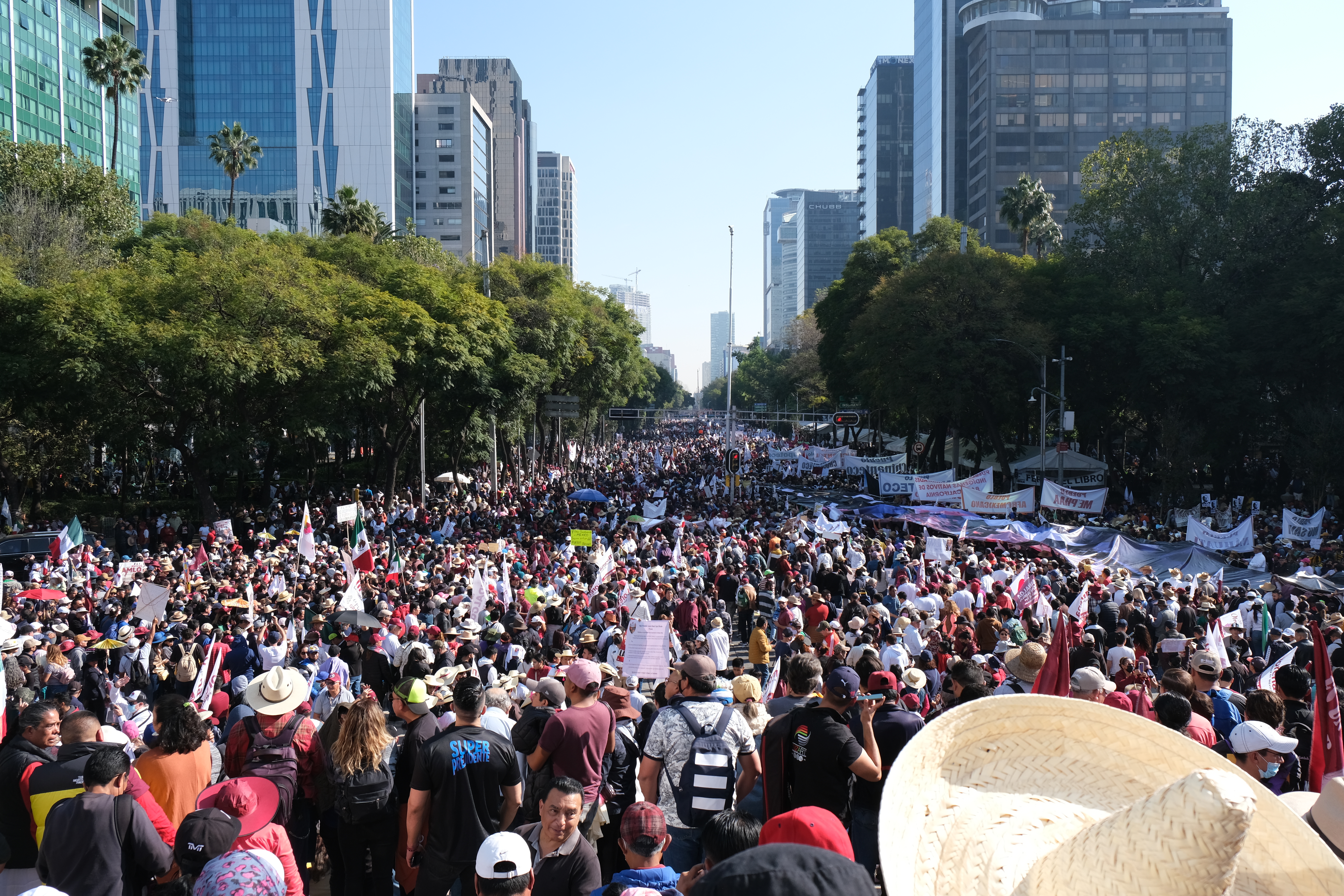 Miles de personas marcharon del Ángel de la Independencia al Zócalo Capitalino en apoyo a la 4T. (Foto: Max Alonso/Infobae México).