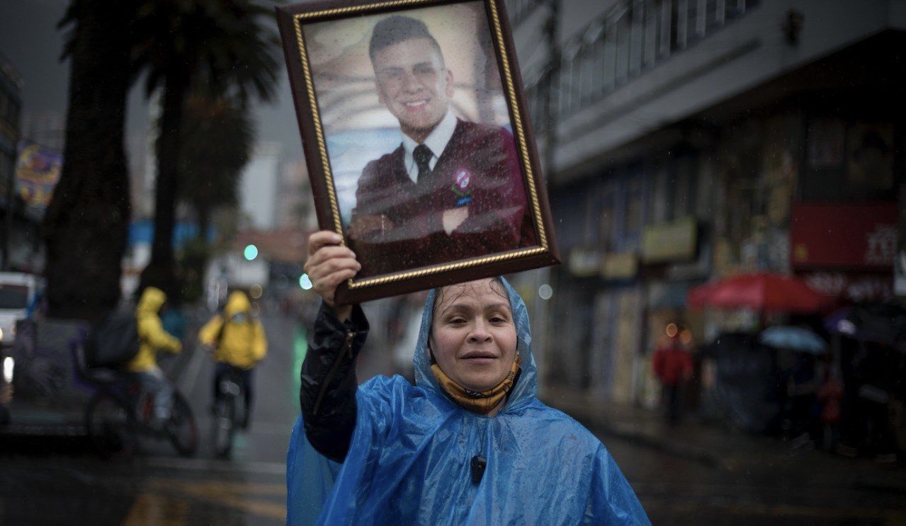 Madre de Dilan Cruz marchando en Bogotá. Foto: Alexa Rochi