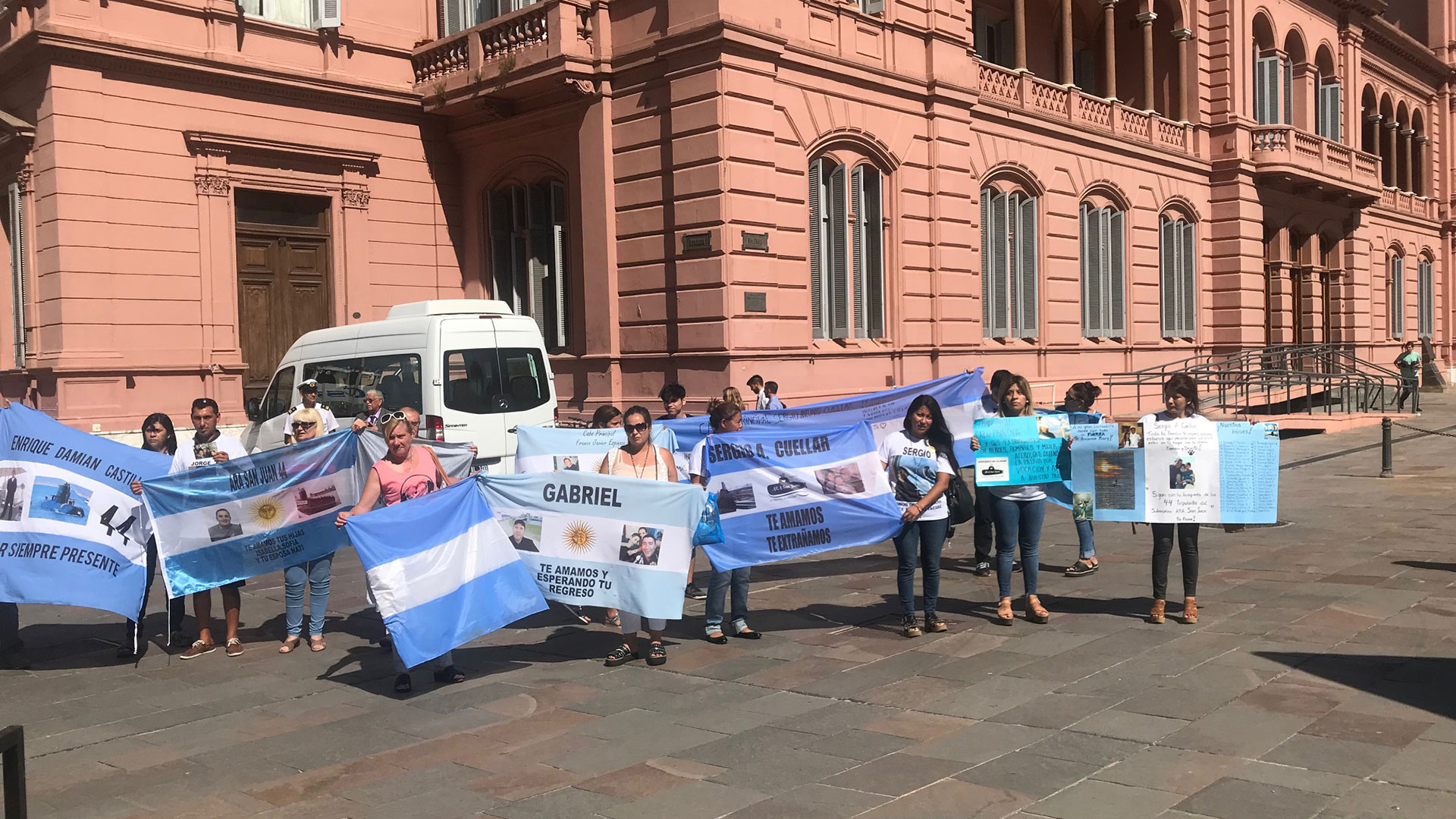Los familiares de los 44 tripulantes reclamaron frente a la Casa rosada para que el gobierno de Mauricio Macri no interrumpiese la búsqueda del ARA San Juan