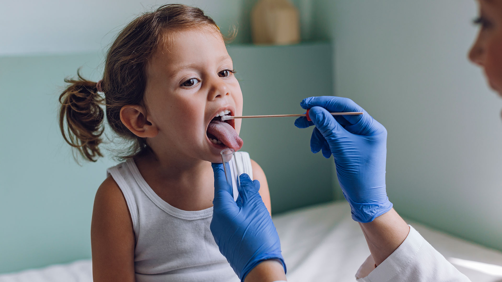 Il virus respiratorio sinciziale causa bronchiolite e sintomi di tosse persistente nei bambini (Getty)