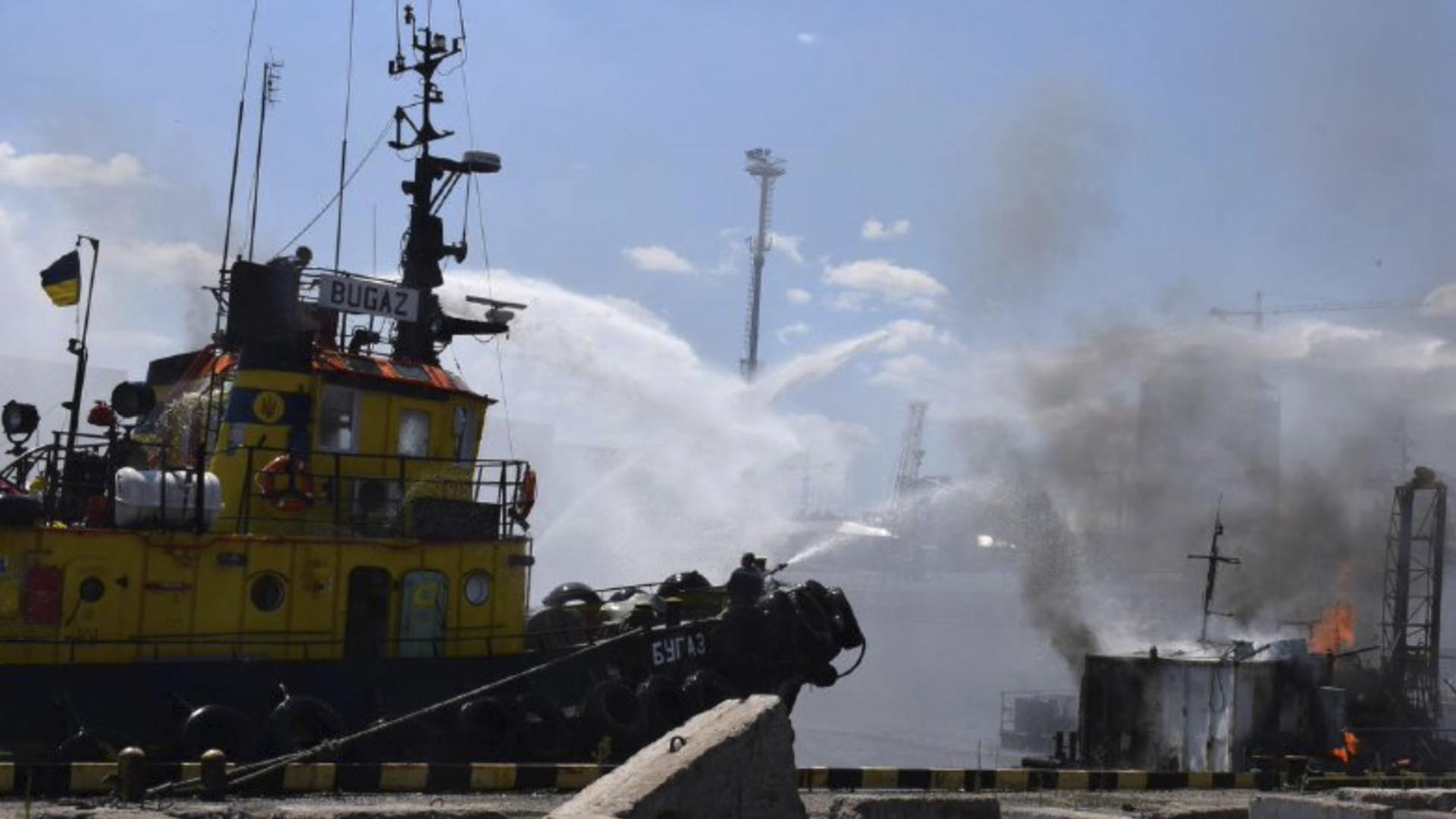 ARCHIVO - En esta foto proporcionada por la Oficina de Prensa del Ayuntamiento de Odesa, los bomberos apagaron un incendio en el puerto después de un ataque con misiles rusos en Odesa, Ucrania, el 5 de junio de 2022. (Oficina de Prensa del Ayuntamiento de Odesa vía AP, Archivo)


