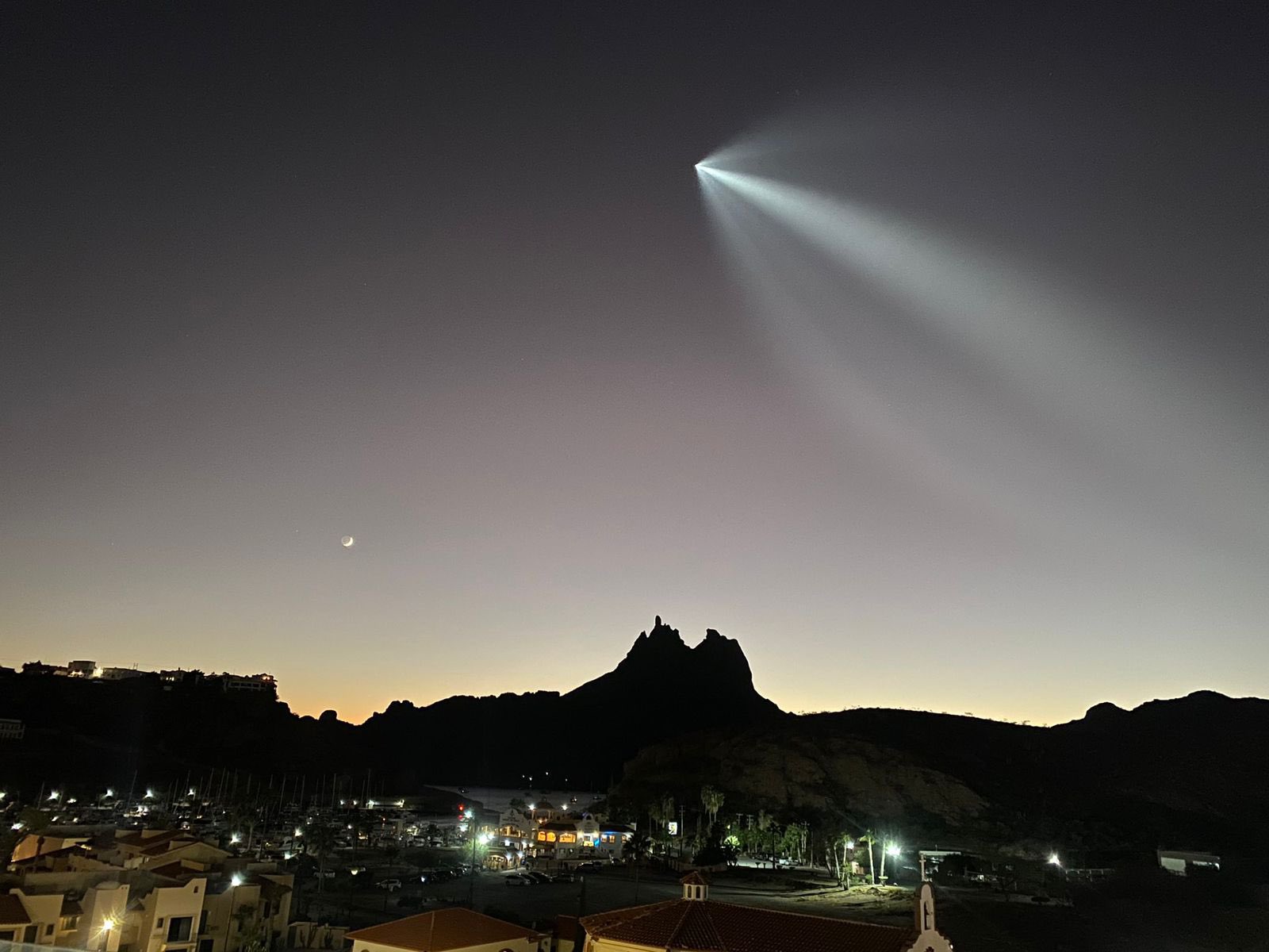 Así es como se ven las luces de los cohetes que dejan satélites en órbita, el evento fue confundido con un OVNI (Foto: Redes Sociales)
