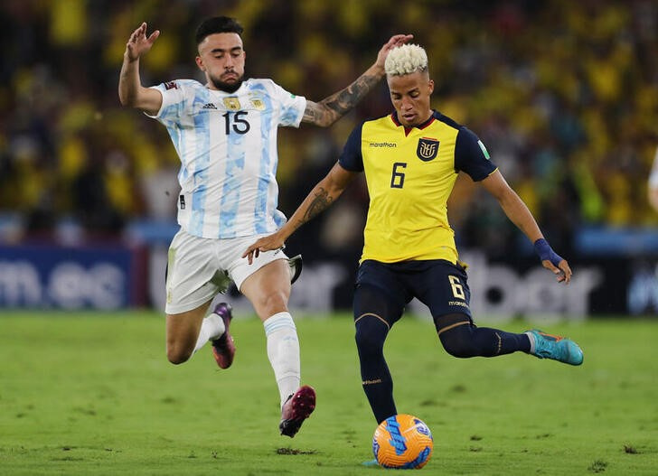 Desde Ecuador insisten en que los papeles del futbolista están en regla (Reuters)