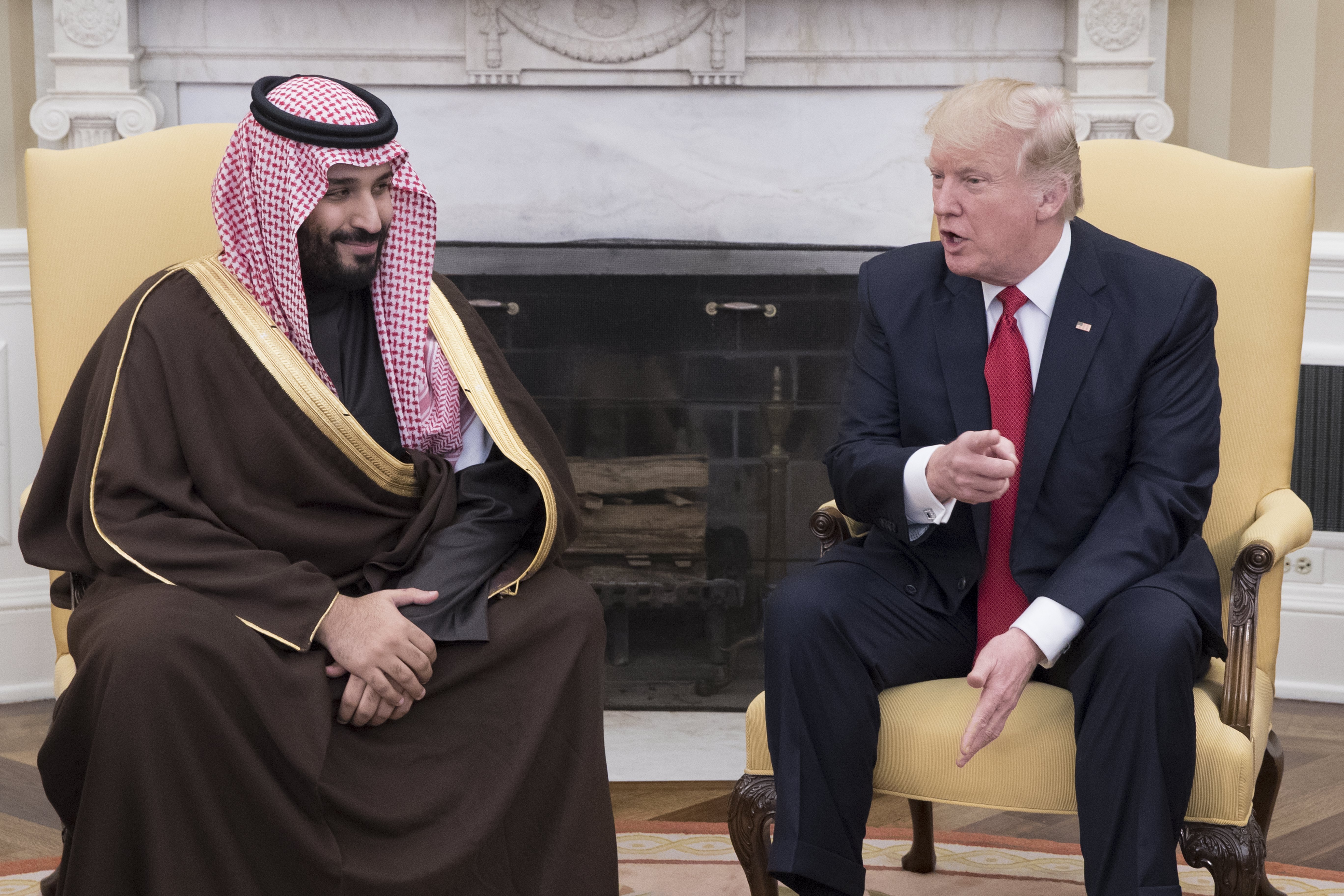 En la imagen, el expresidente de EE.UU., Donald J. Trump (d), conversa con el príncipe heredo saudí, Mohamed bin Salman. EFE/Michael Reynolds/Archivo
