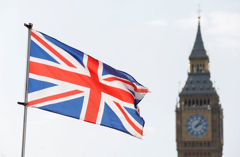 La bandera nacional británica ondea junto a la Torre Elizabeth, comúnmente conocida como Big Ben, en Londres, Reino Unido