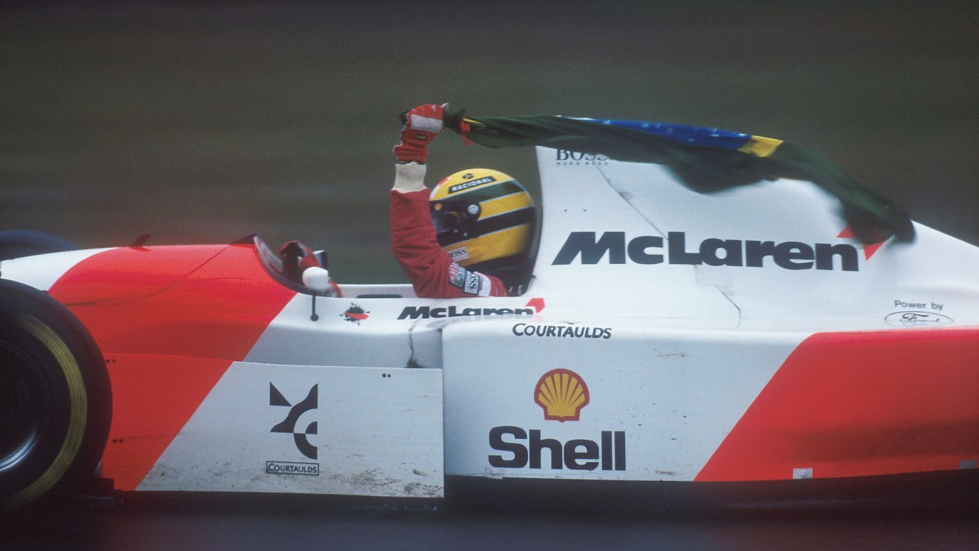 Vuelta de honor de Senna tras ganar en Donington Park en 1993 (@McLarenF1)