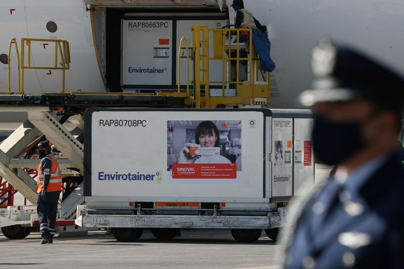 Durante la jornada de este lunes, personal descargó containers con un nuevo cargamento de vacunas de la china Sinovac en el aeropuerto internacional de Santiago, Chile.
