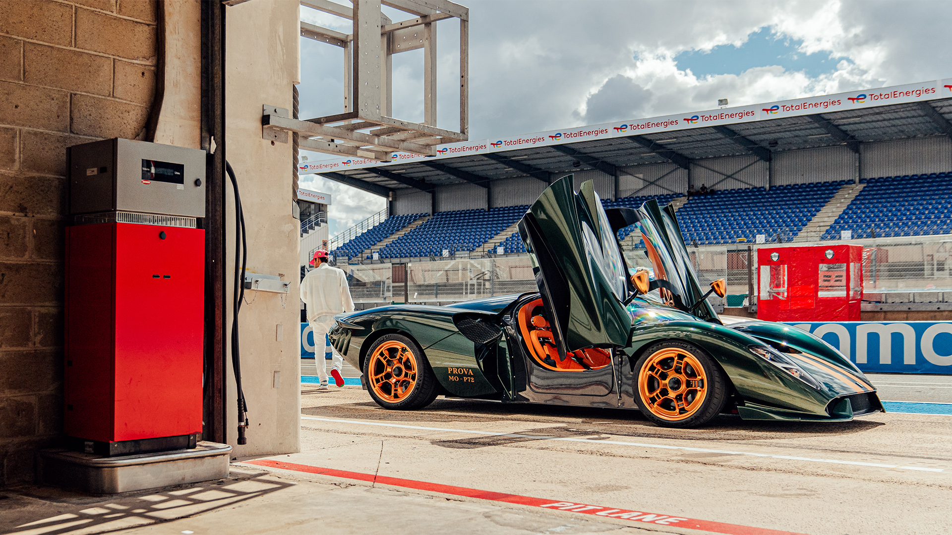 P72 ai box di Le Mans, vicino alla pompa del carburante.  Forse un segno del continuo utilizzo dei motori a combustione interna come concept globale per il marchio De Tomaso